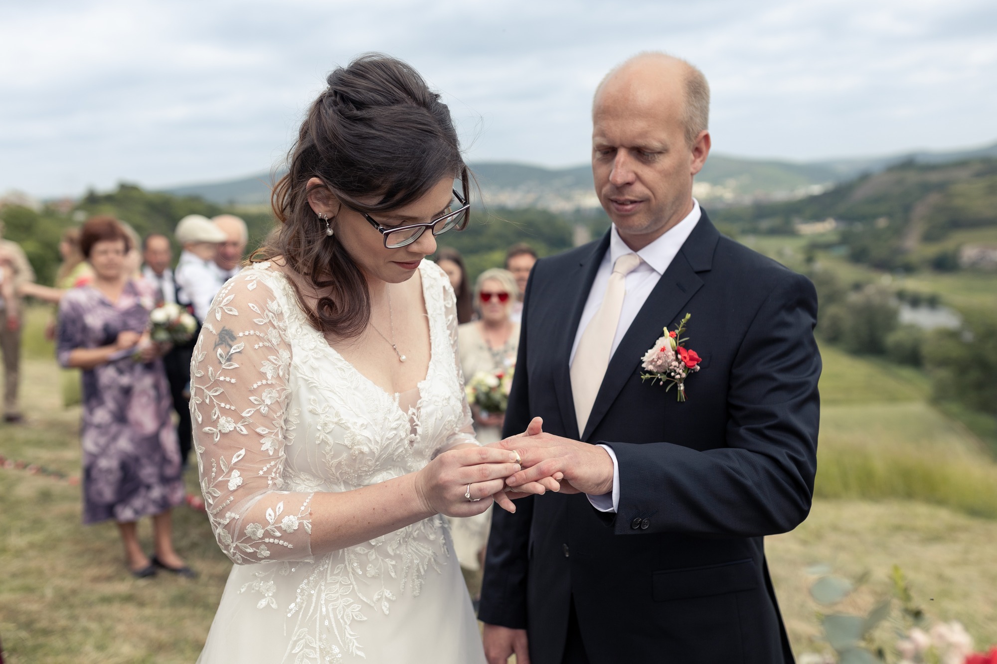 Svatba v Tetíně u Berouna - navlékání snubního prstenu ženichovi