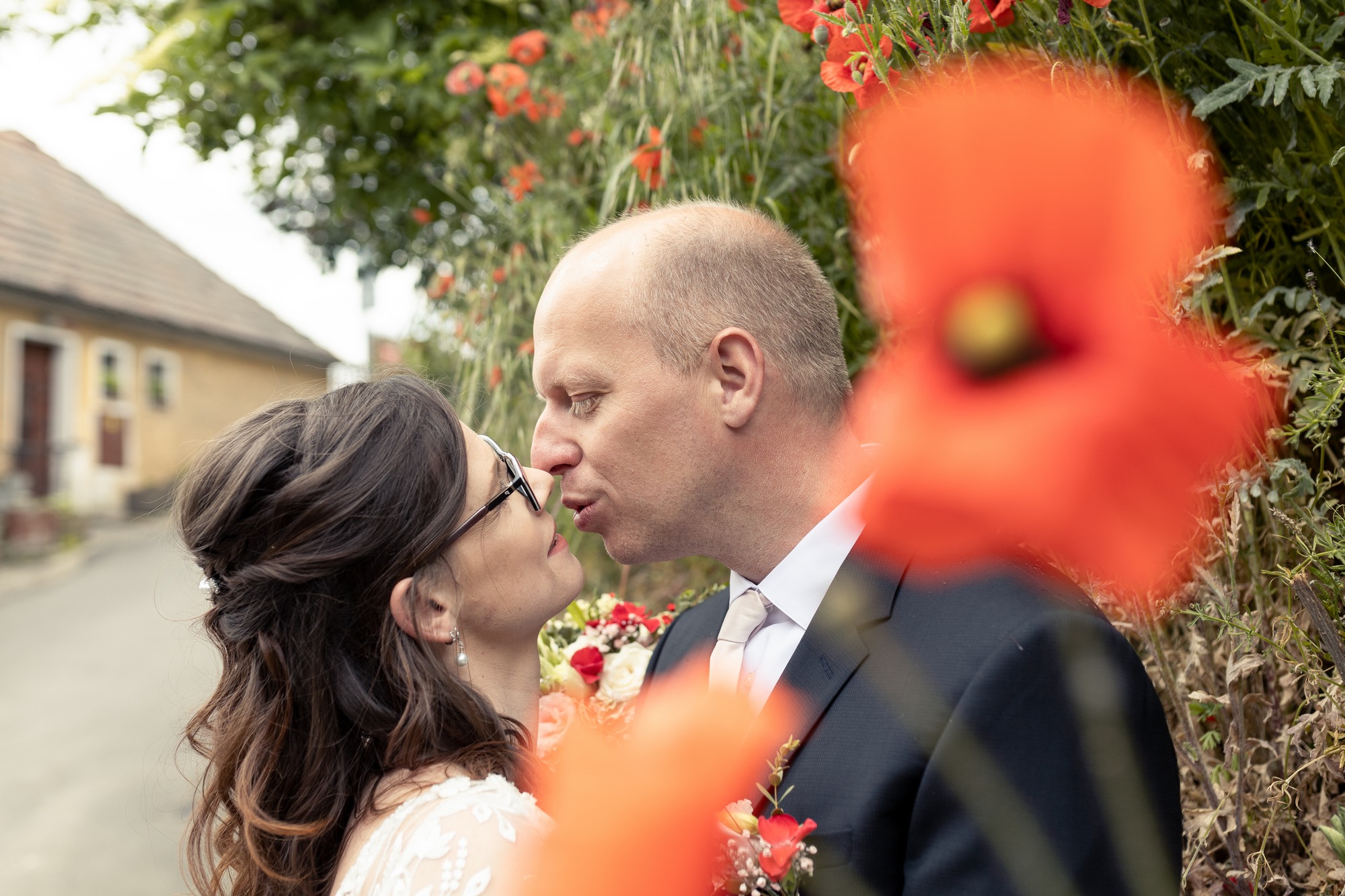 Svatba v Tetíně u Berouna - zamilovaný polibek
