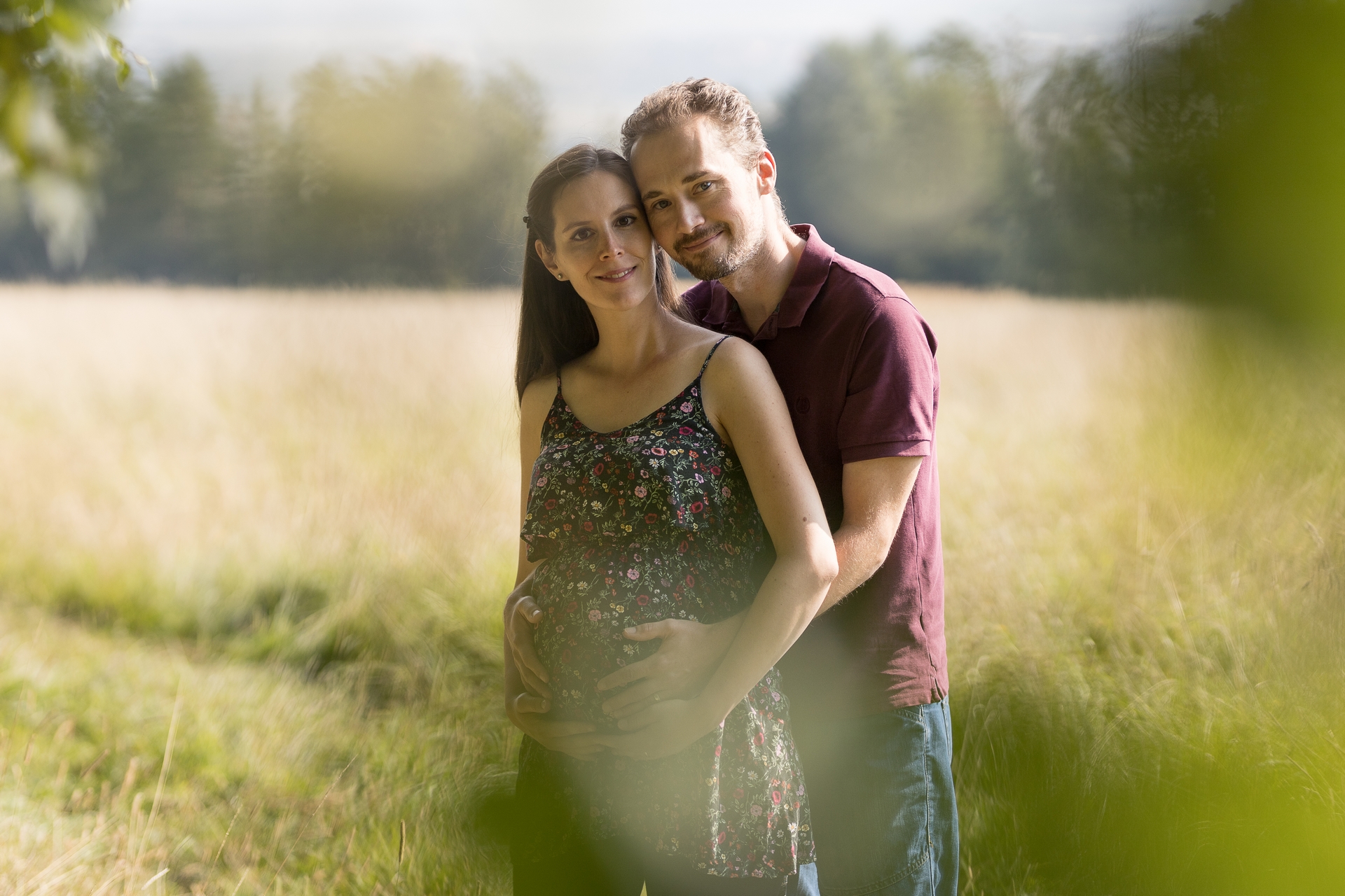 Těhotenské fotografování párů - portrét na louce