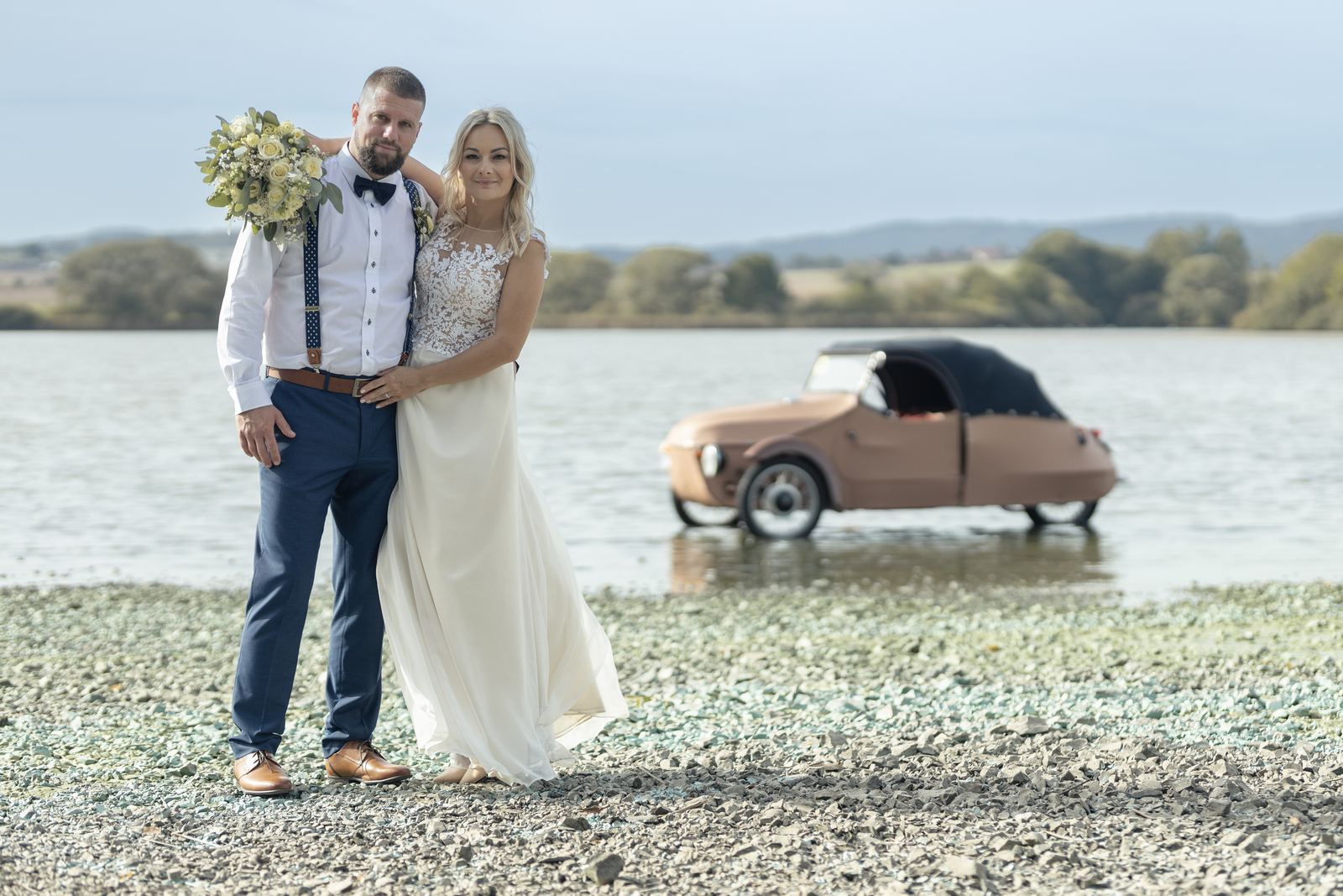 Fotografování svatby Obořiště u Dobříše - Penzion Nový Rybník - ženich s nevěstou u rybníka s velorexem