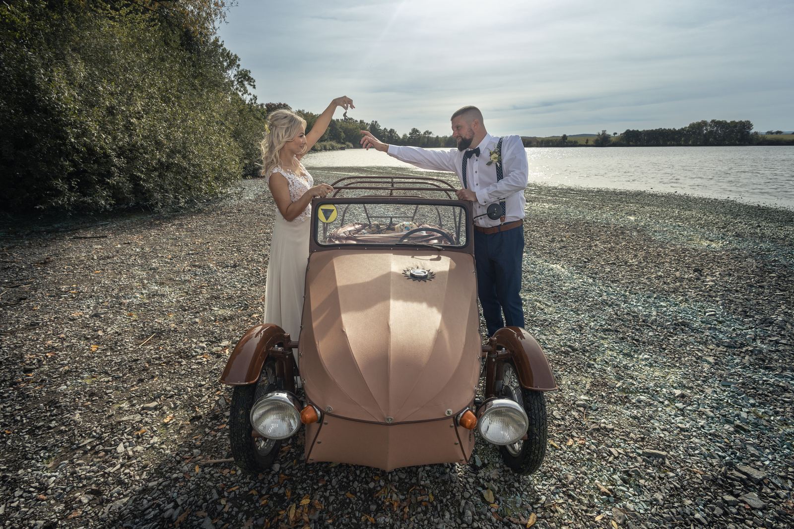Fotografování svatby Obořiště u Dobříše - Penzion Nový Rybník - nevěstou si bere klíče od auta