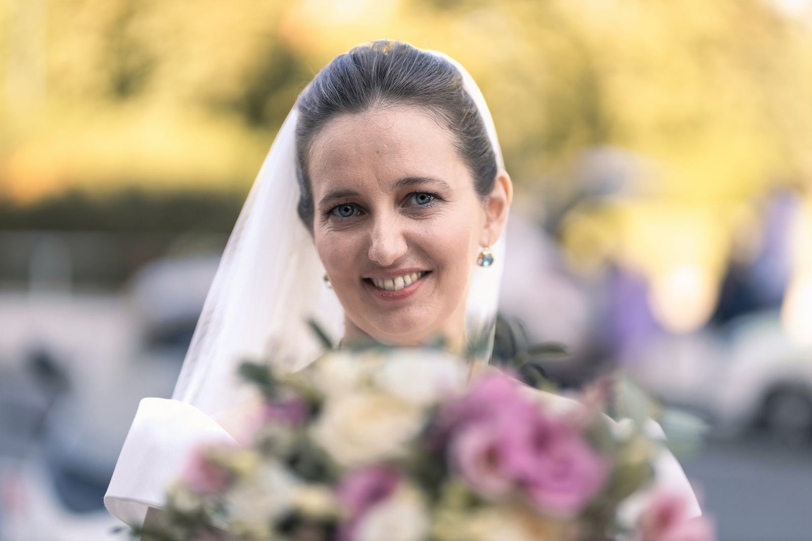 Svatební fotky Praha - nevěsta se svatební kyticí před kostelem