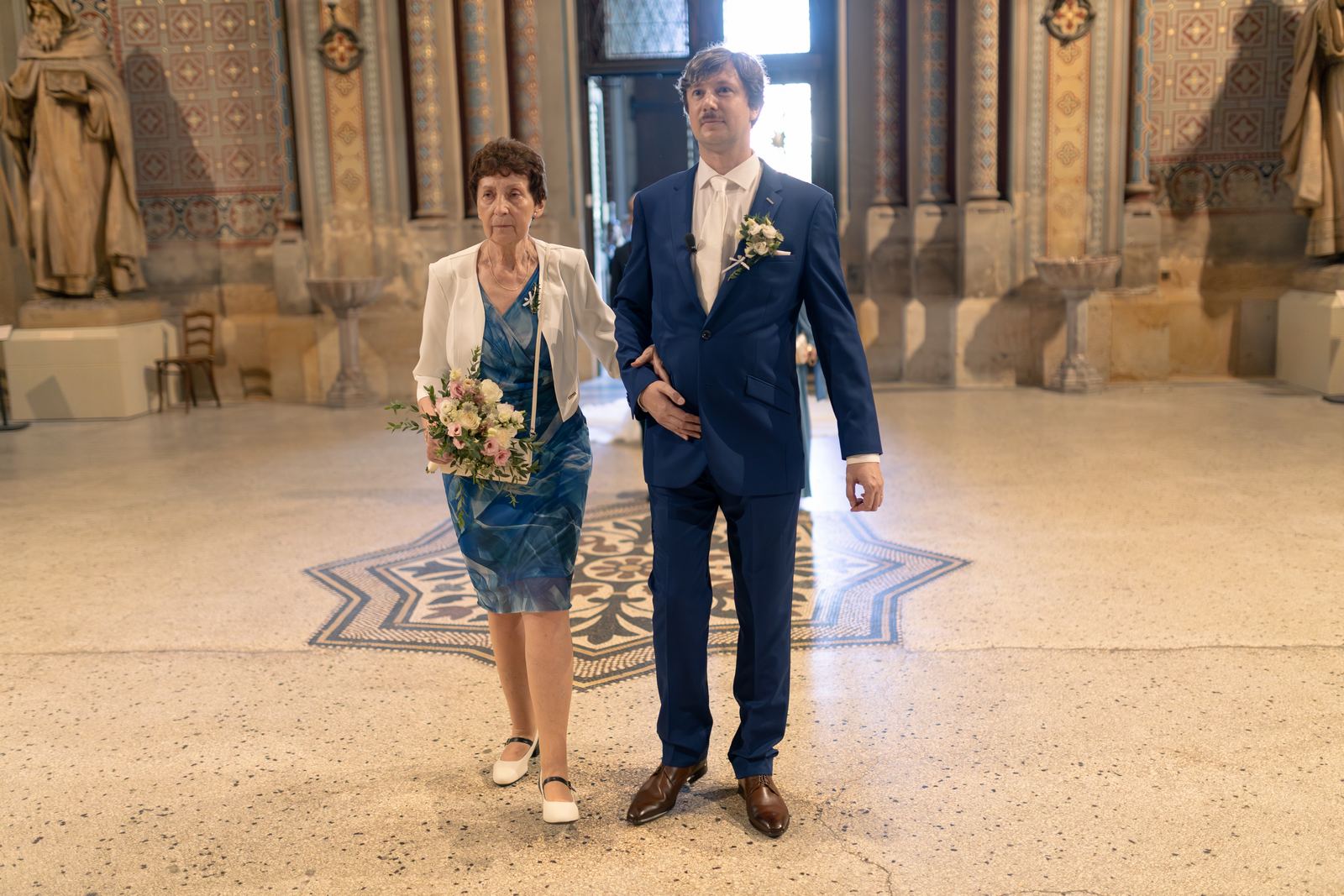 Svatební fotky Praha - ženich s maminkou