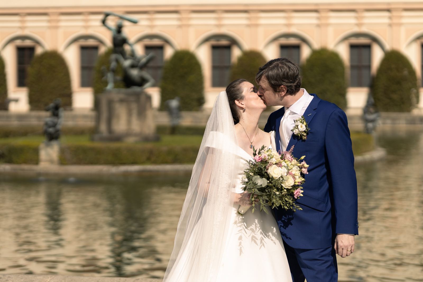 Pražská svatba - ženich s nevěstou ve Valdštejnské zahradě polibek