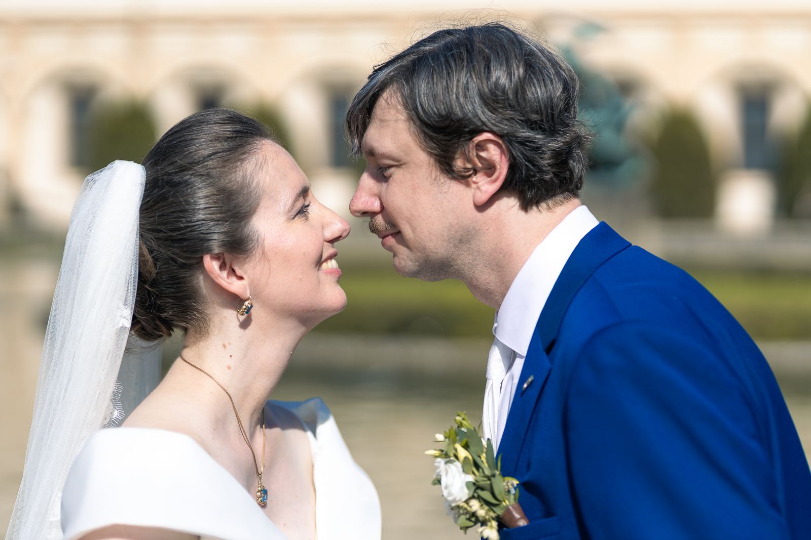 Pražská svatba - ženich s nevěstou z očí do očí ve Valdštejnské zahradě
