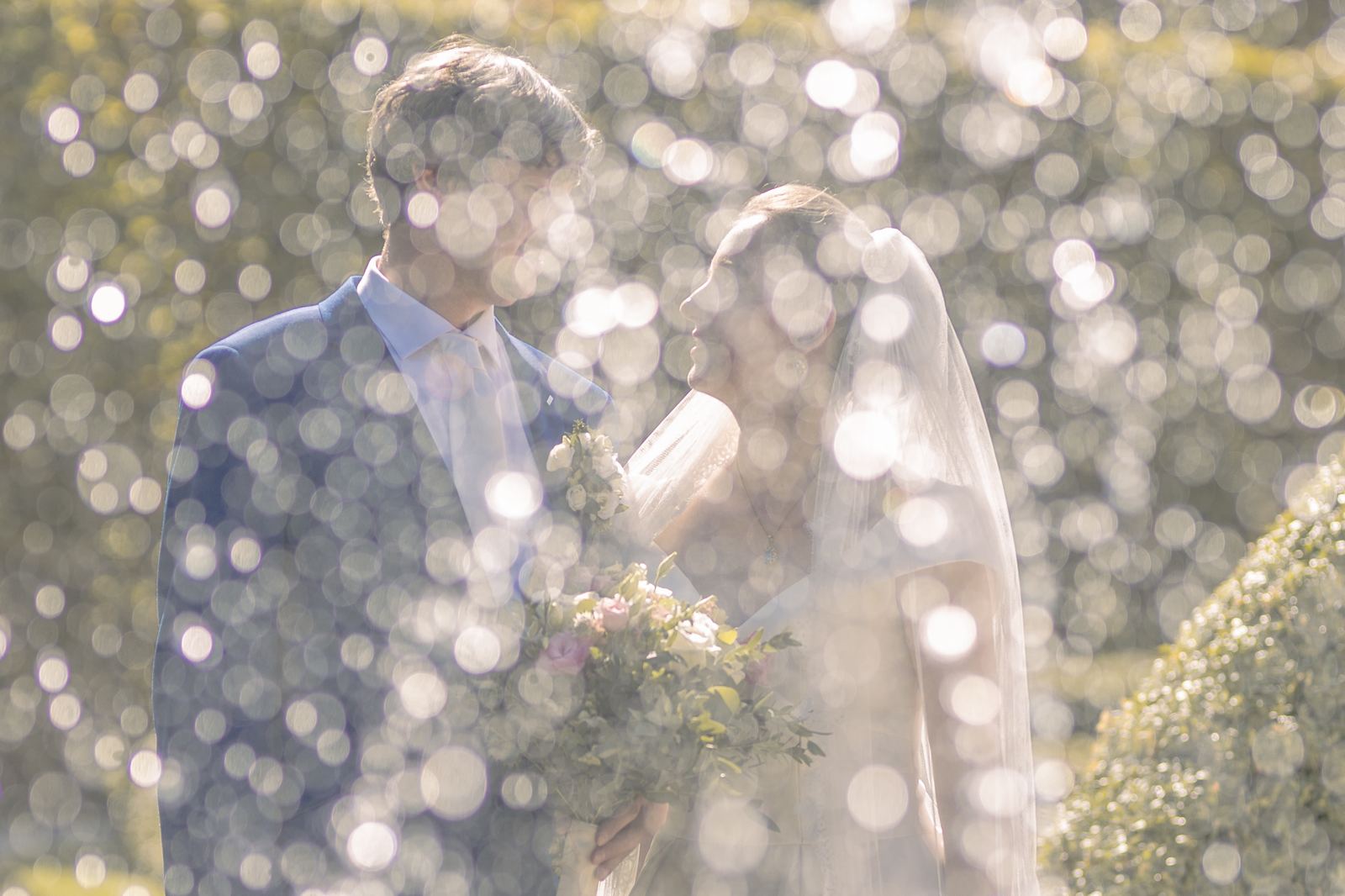 Pražská svatba - ženich s nevěstou za vodotryskem ve Valdštejnské zahradě