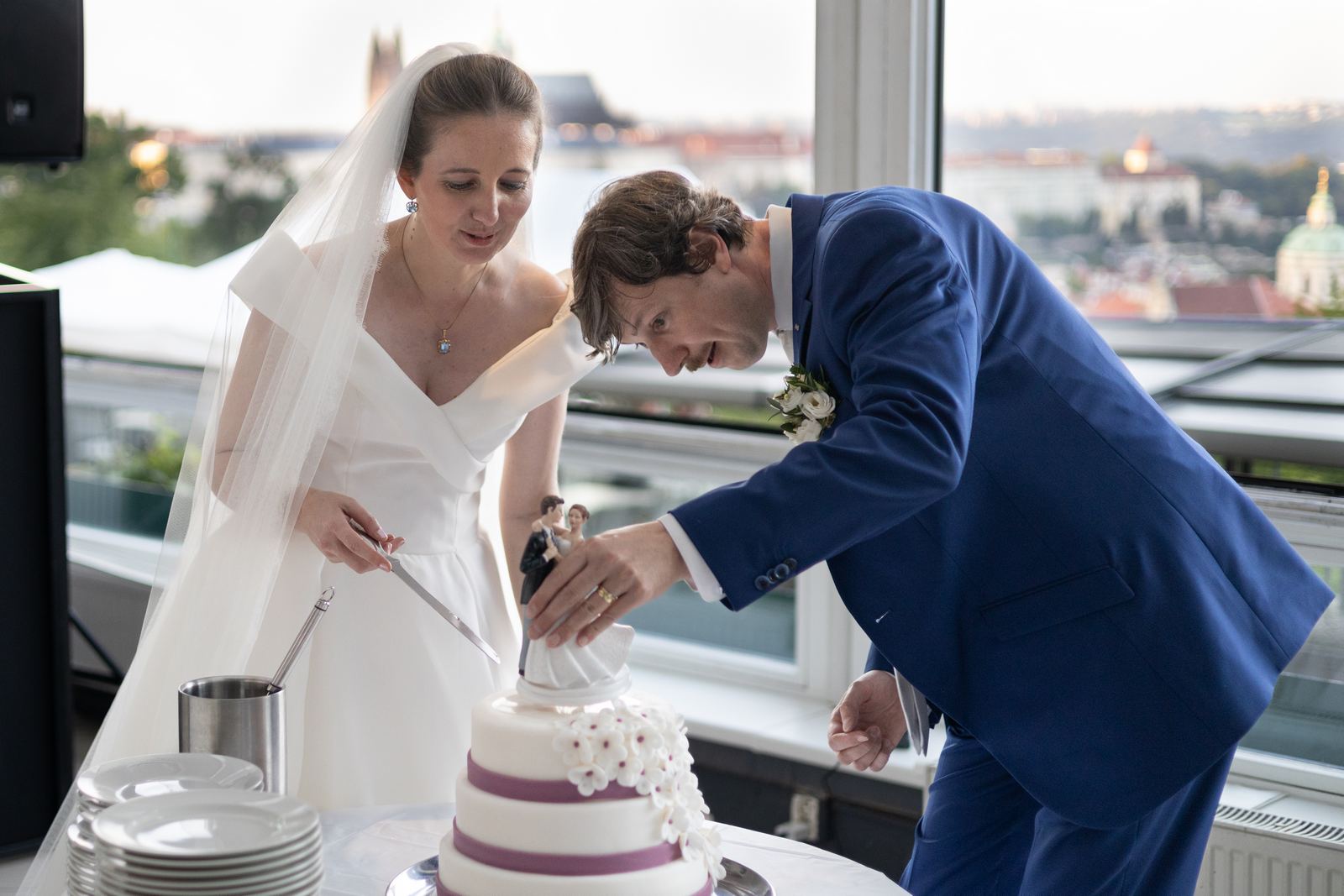 Pražská svatba - ženich s nevěstou v Restaurant Nebozízek krájení dortu
