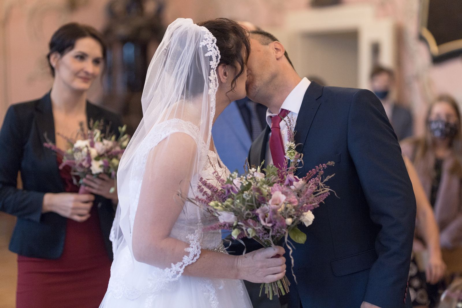 Svatba v Příbrami na Svaté Hoře a v Drahlíně - první novomanželský polibek
