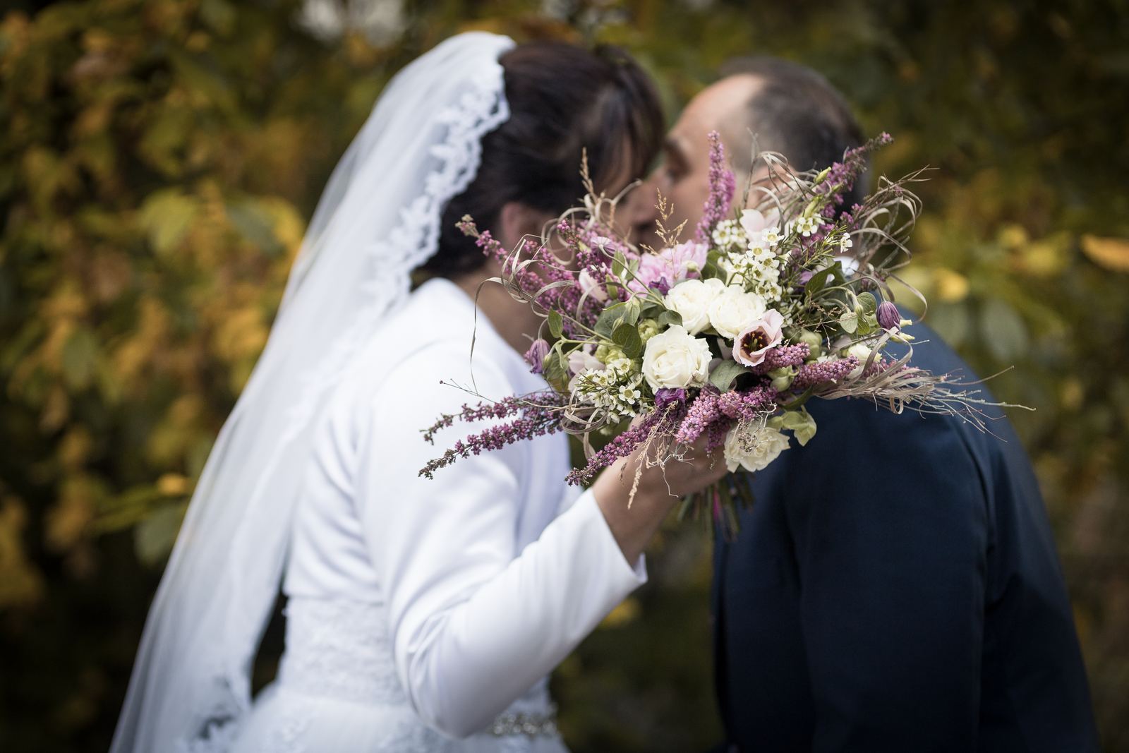 Svatba v Příbrami na Svaté Hoře a v Drahlíně - ženich s nevěstou polibek