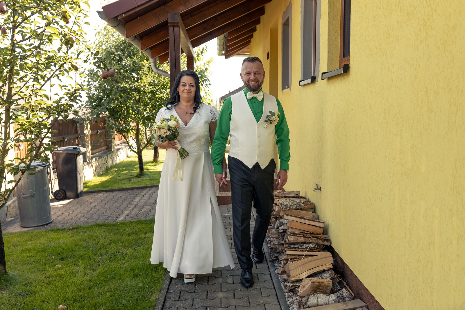 Svatba v Zámeckém parku v Hořovicích - ženich s nevěstou vycházejí z domu