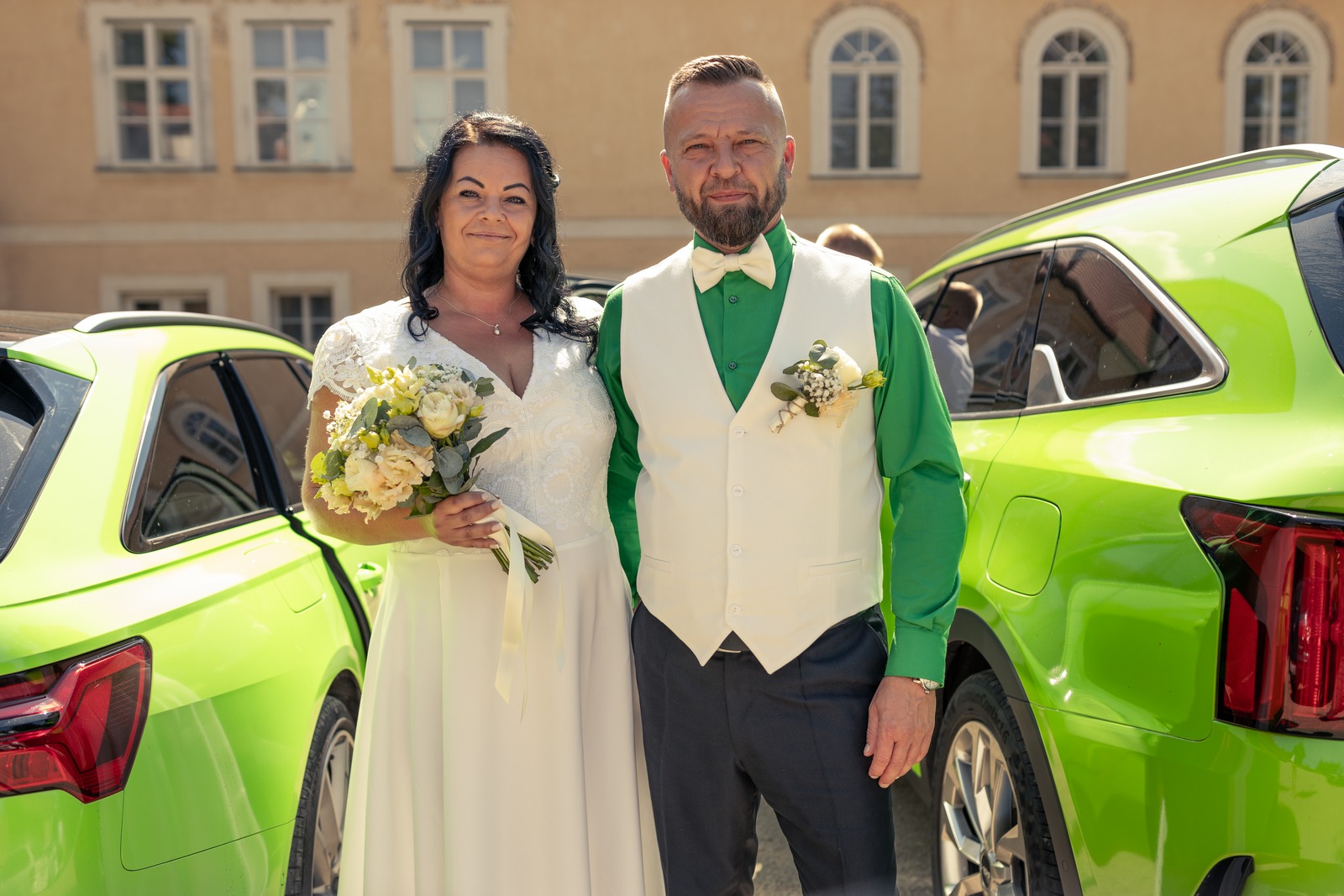 Svatba v Zámeckém parku v Hořovicích - ženich s nevěstou vystupují z auta