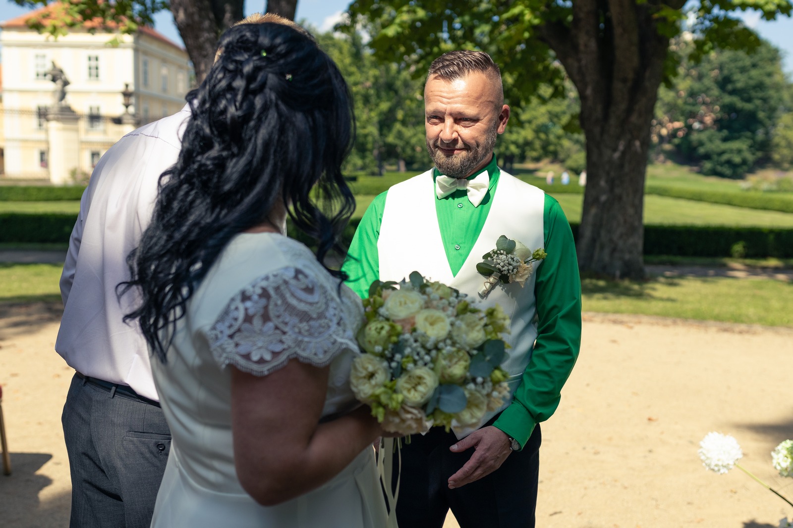 Svatba v Zámeckém parku v Hořovicích - ženich čeká na nevěstu