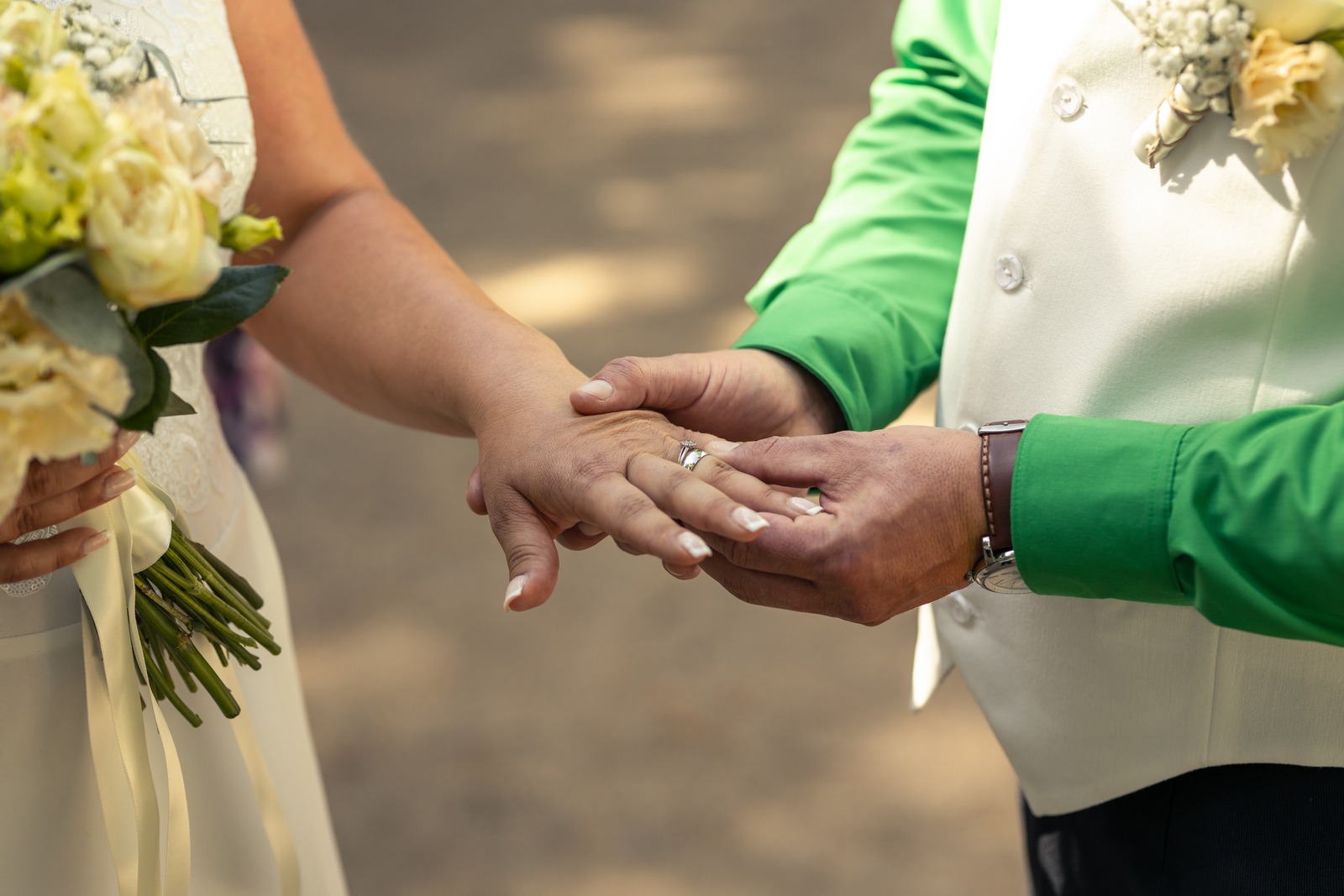 Svatba v Zámeckém parku v Hořovicích - ženich navléká prsten