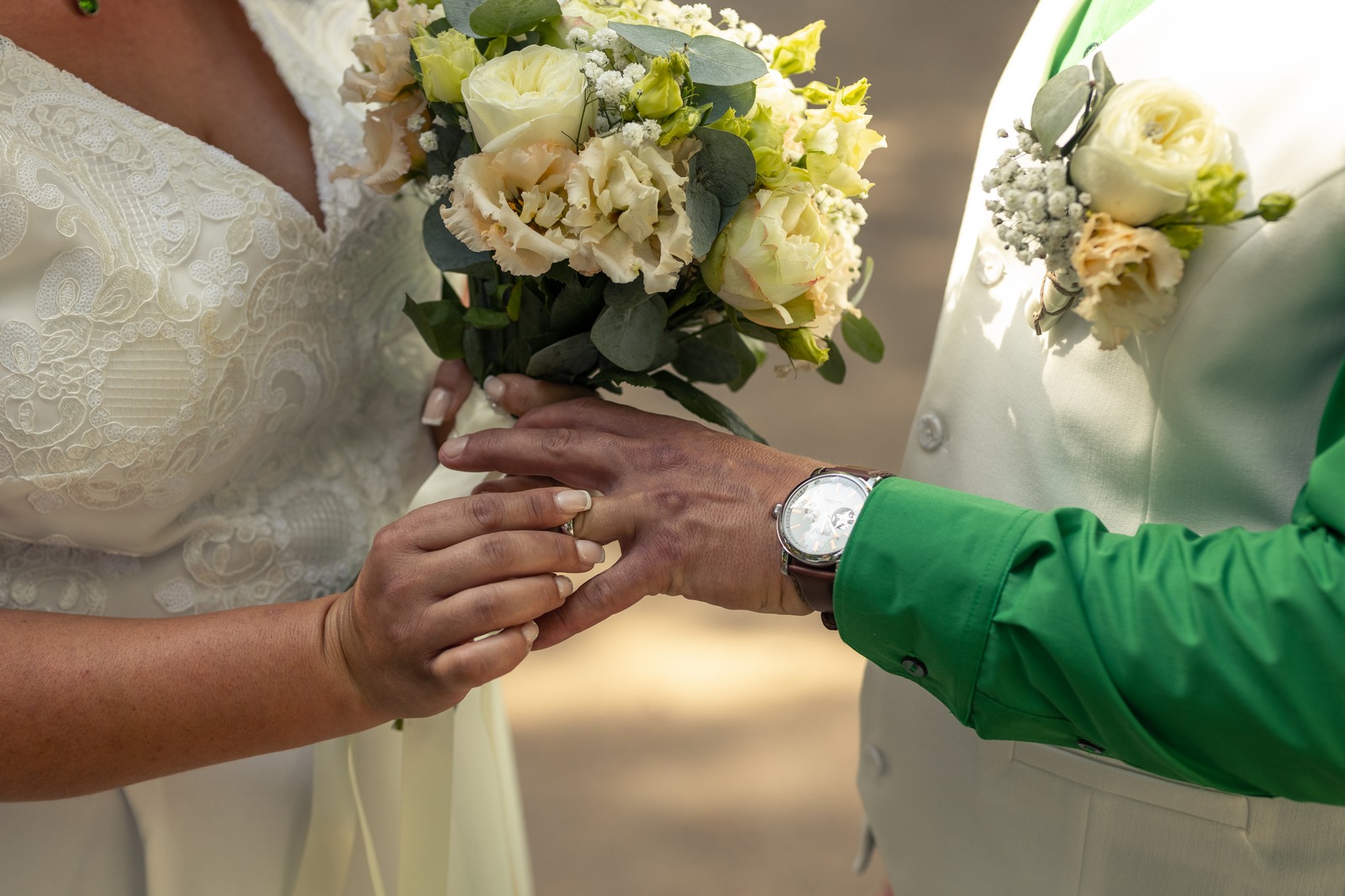 Svatba v Zámeckém parku v Hořovicích - nevěsta navléká prsten