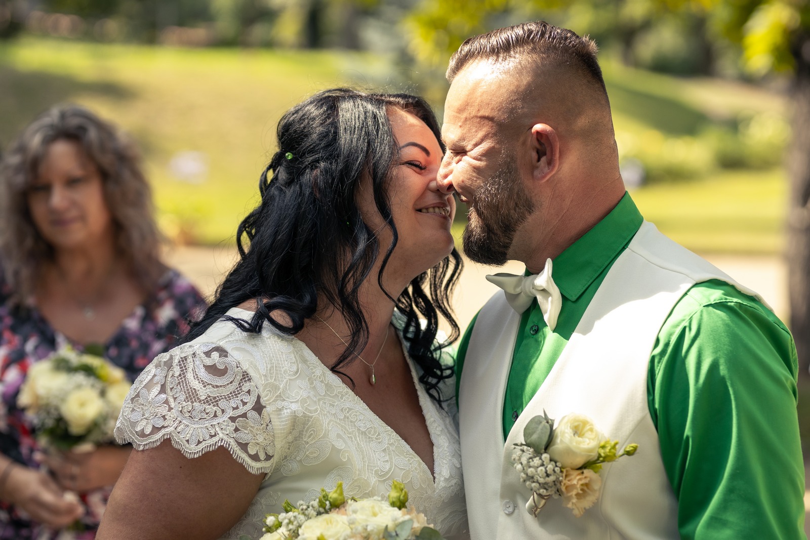 Svatba v Zámeckém parku v Hořovicích - ženich s nevěstou první novomanželský polibek