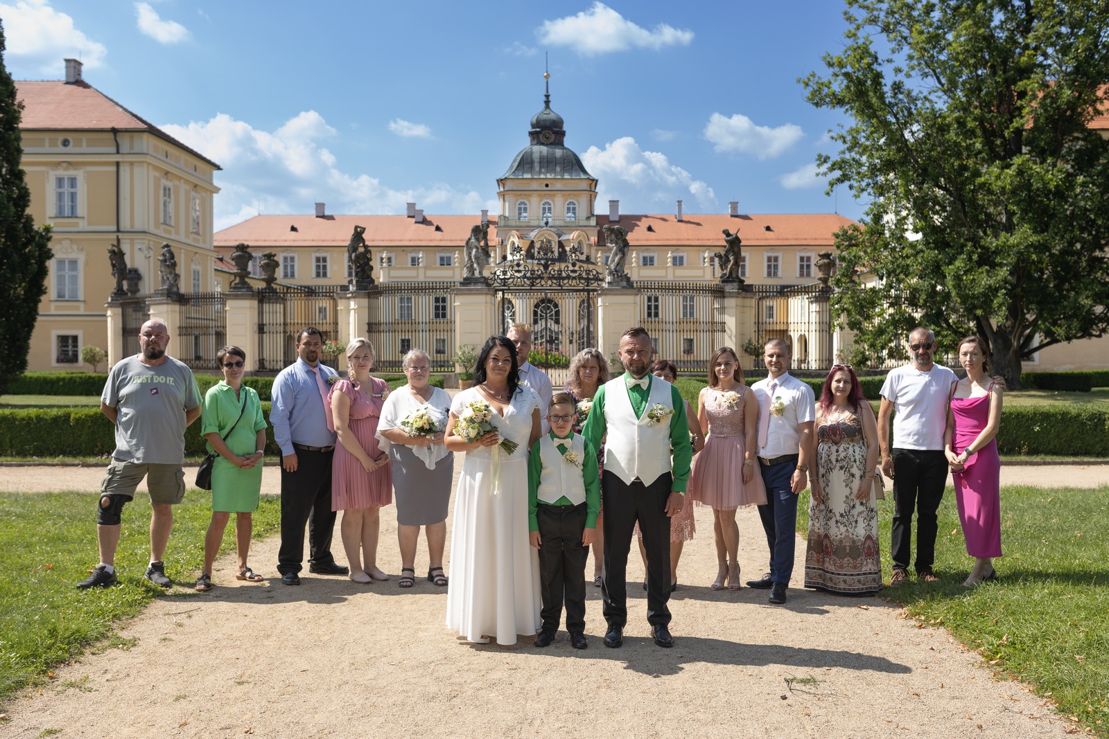 Svatba v Zámeckém parku v Hořovicích - ženich s nevěstou na skupinové fotografii