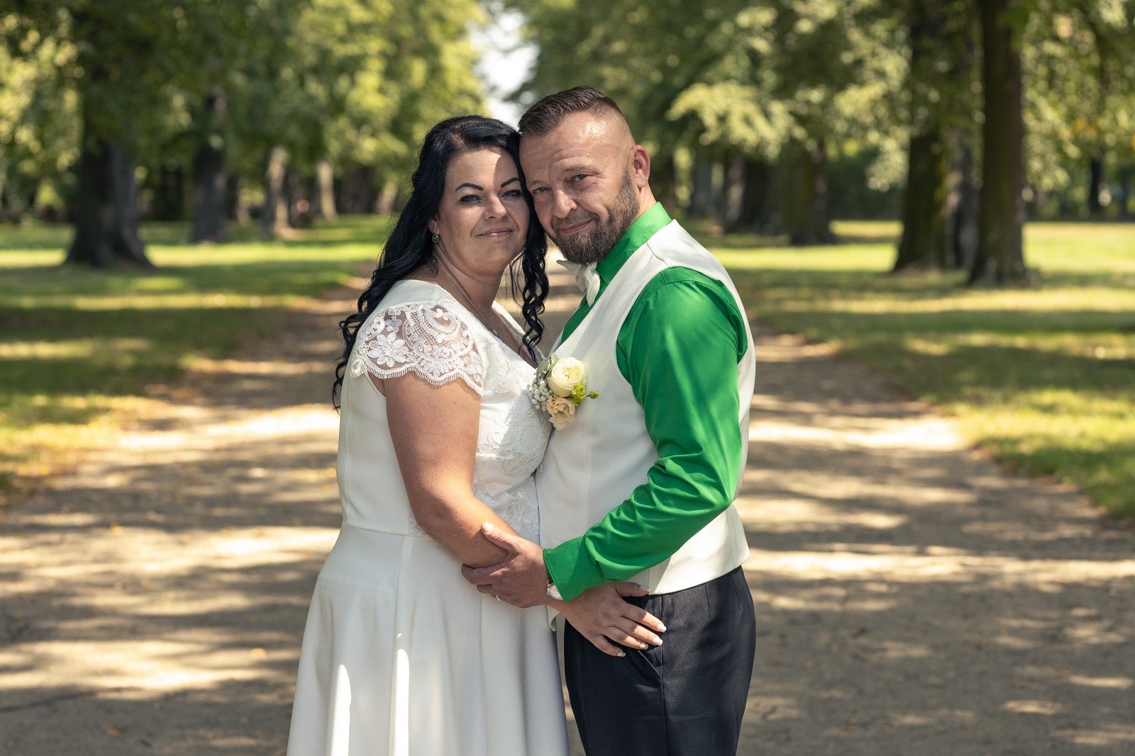 Svatba v Zámeckém parku v Hořovicích - ženich s nevěstou