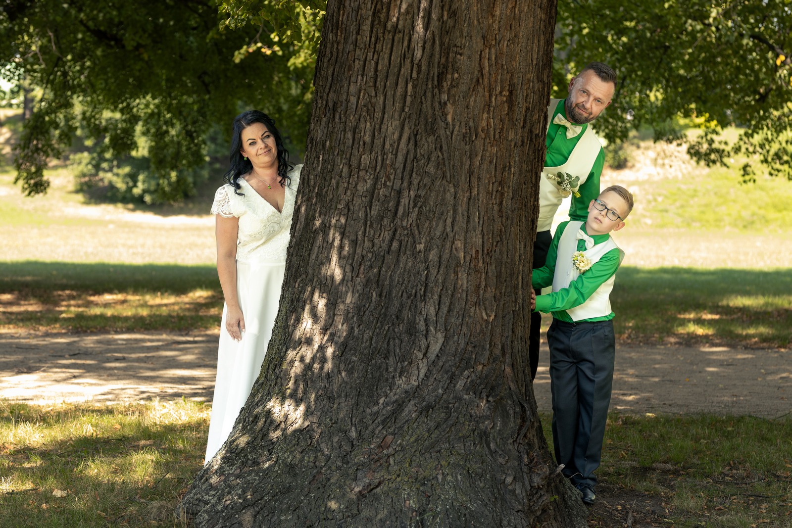 Svatba v Zámeckém parku v Hořovicích - ženich s nevěstou a synem