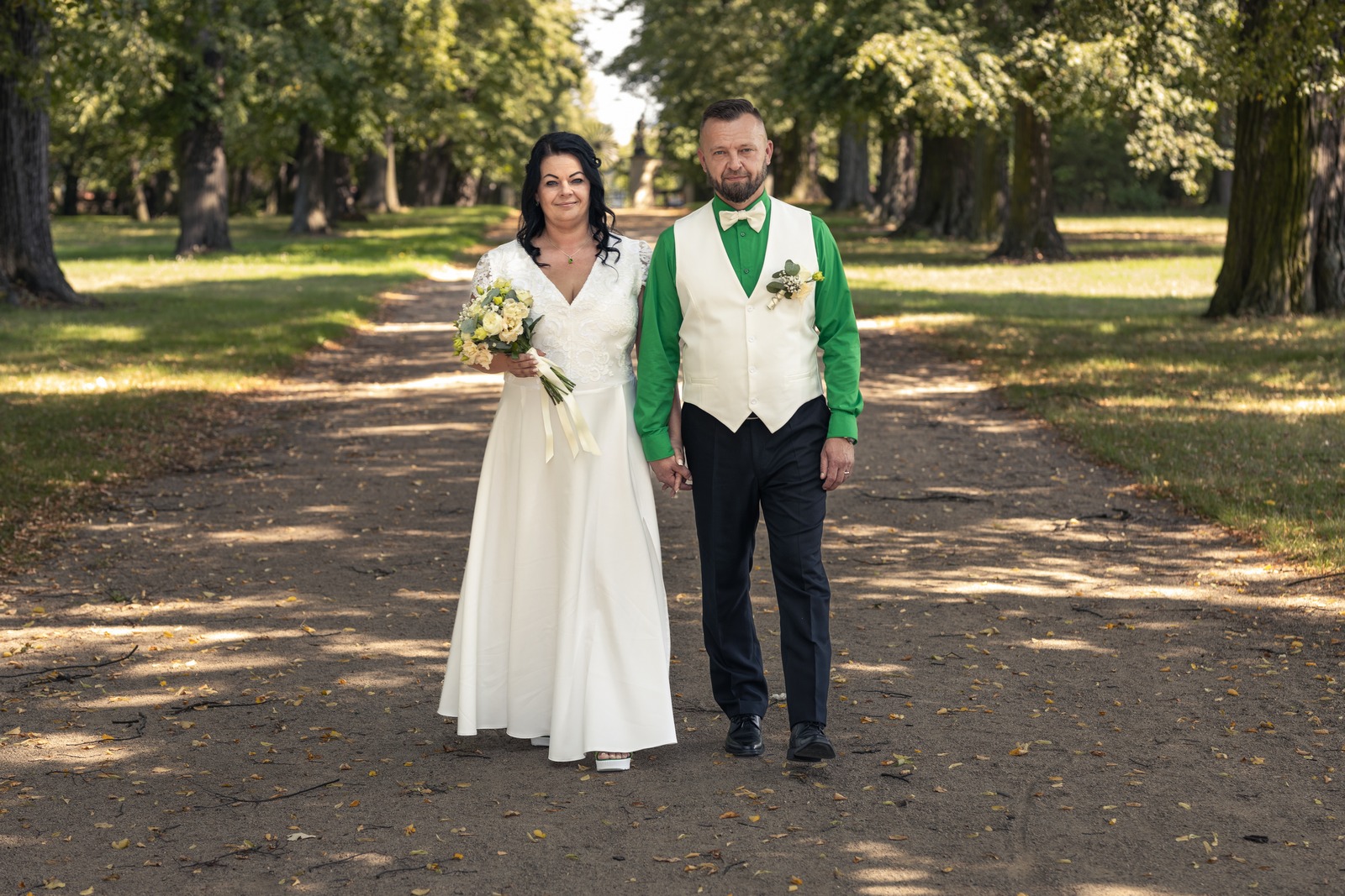 Svatba v Zámeckém parku v Hořovicích - ženich s nevěstou v aleji