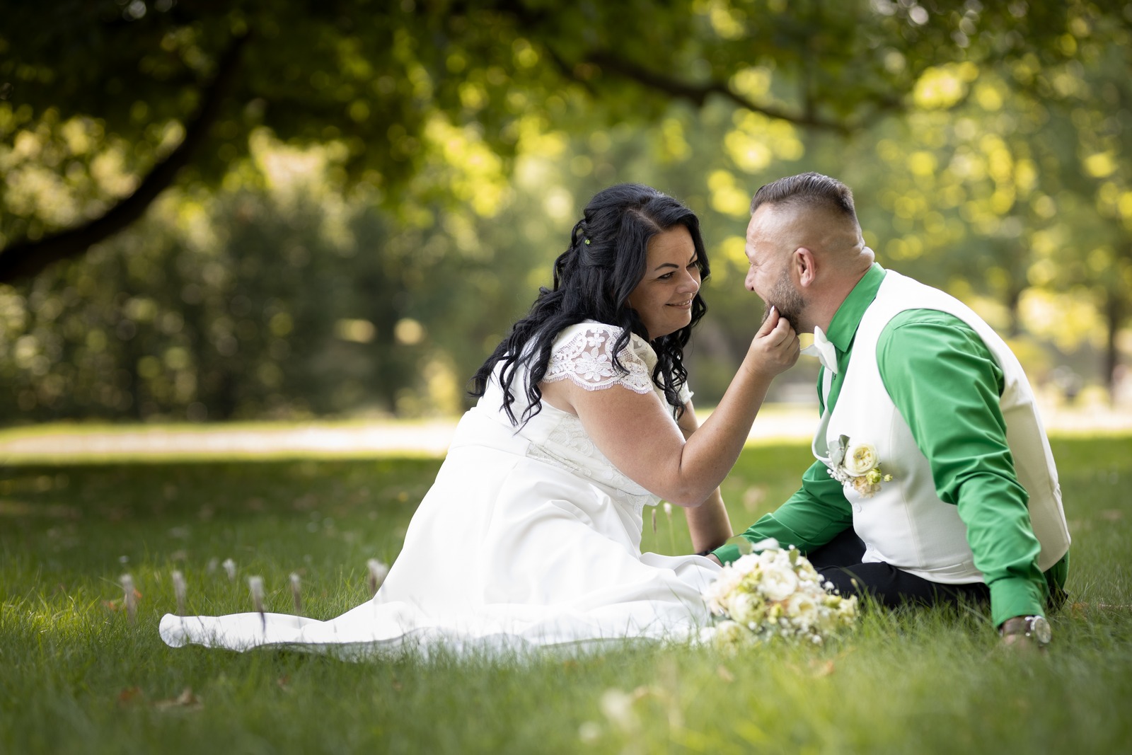 Svatba v Zámeckém parku v Hořovicích - ženich s nevěstou něžnosti