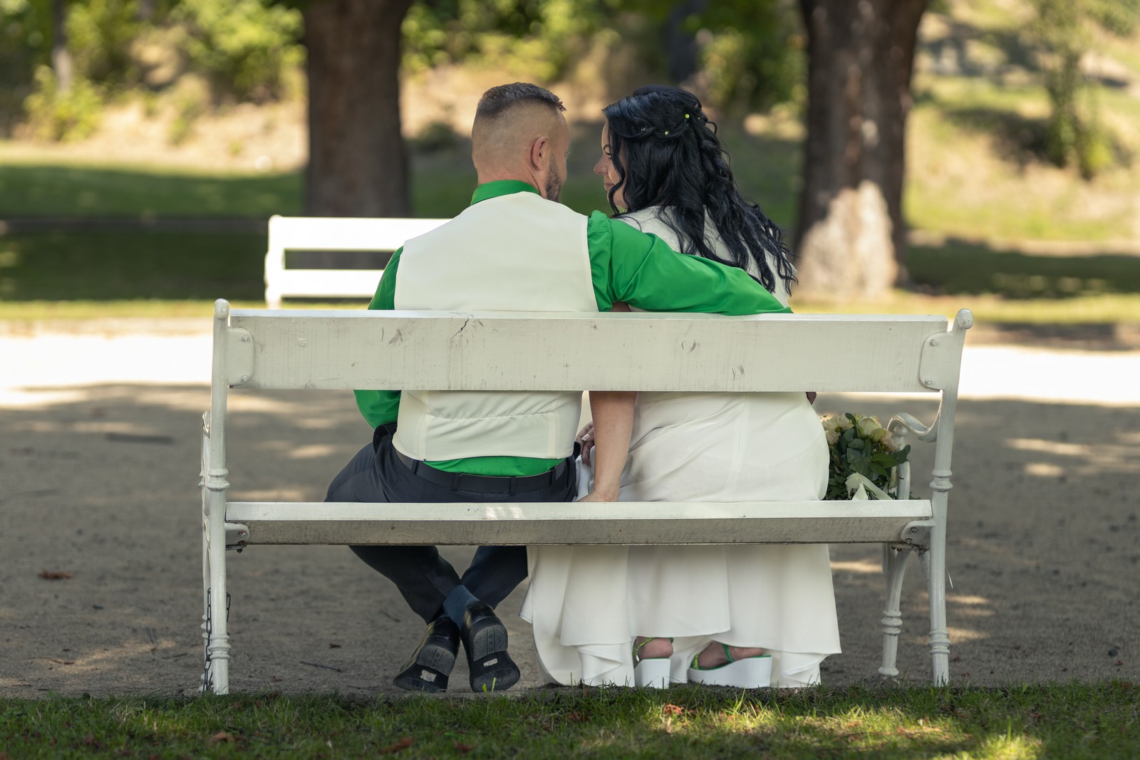 Svatba v Zámeckém parku v Hořovicích - ženich s nevěstou na lavičce