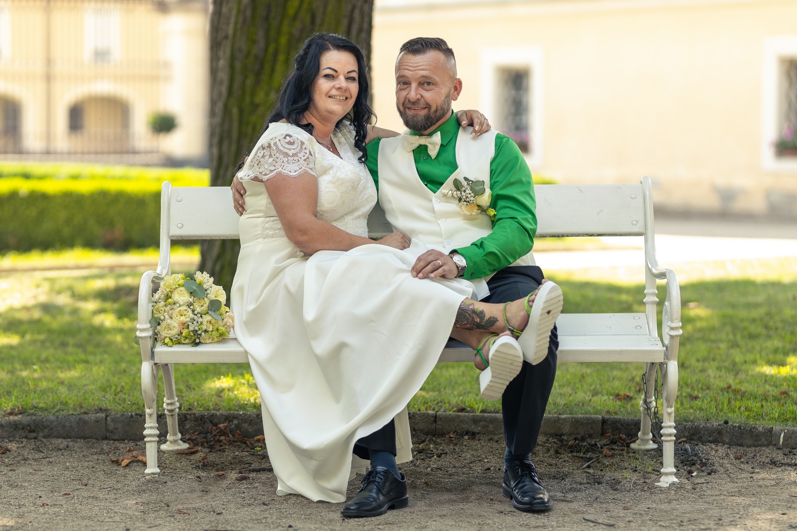 Svatba v Zámeckém parku v Hořovicích - ženich s nevěstou na lavičce