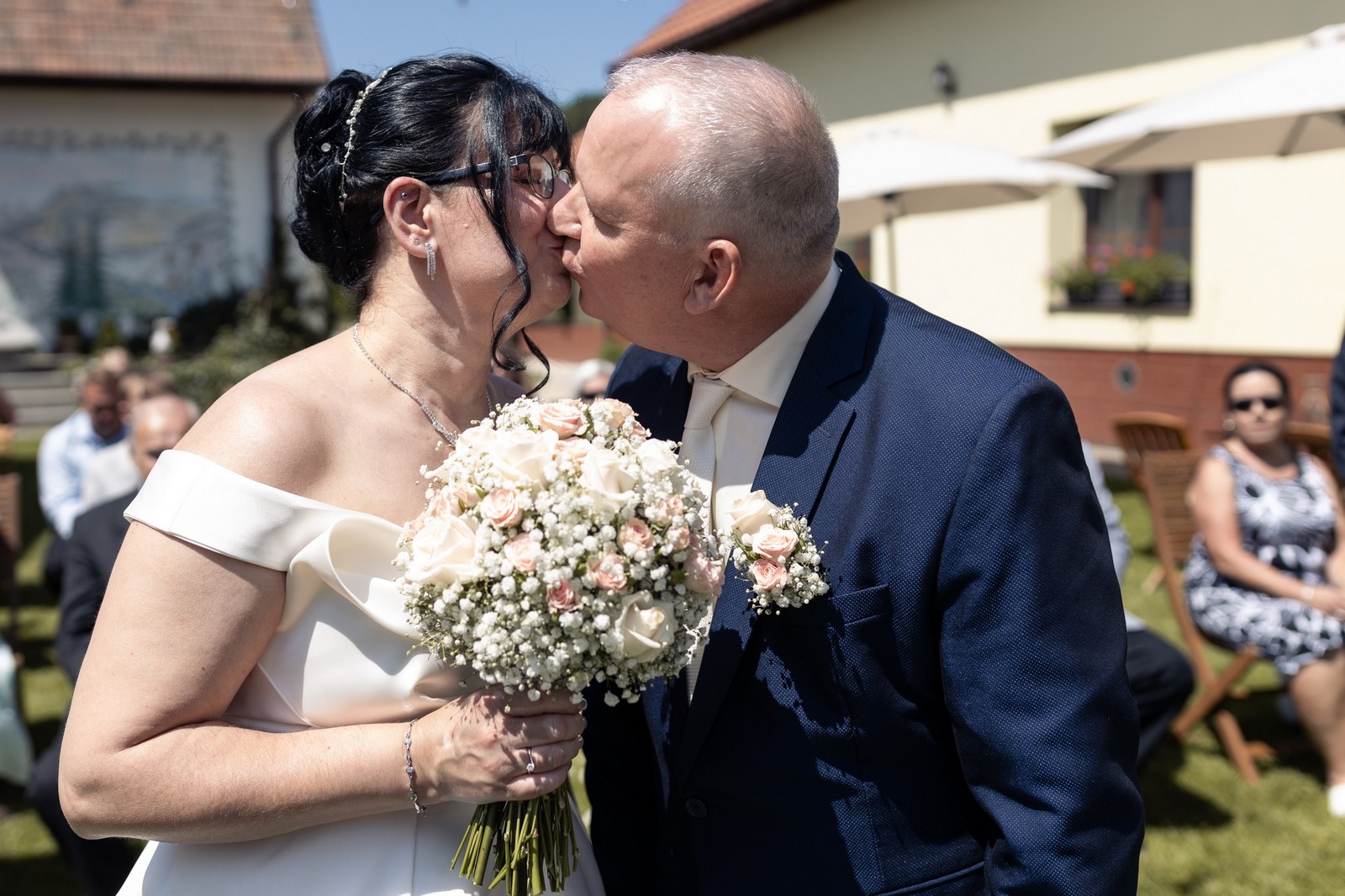 Svatba Hostinec u Vrbů ve Stašově, Hořovice ženich a nevěsta první novomanželský polibek