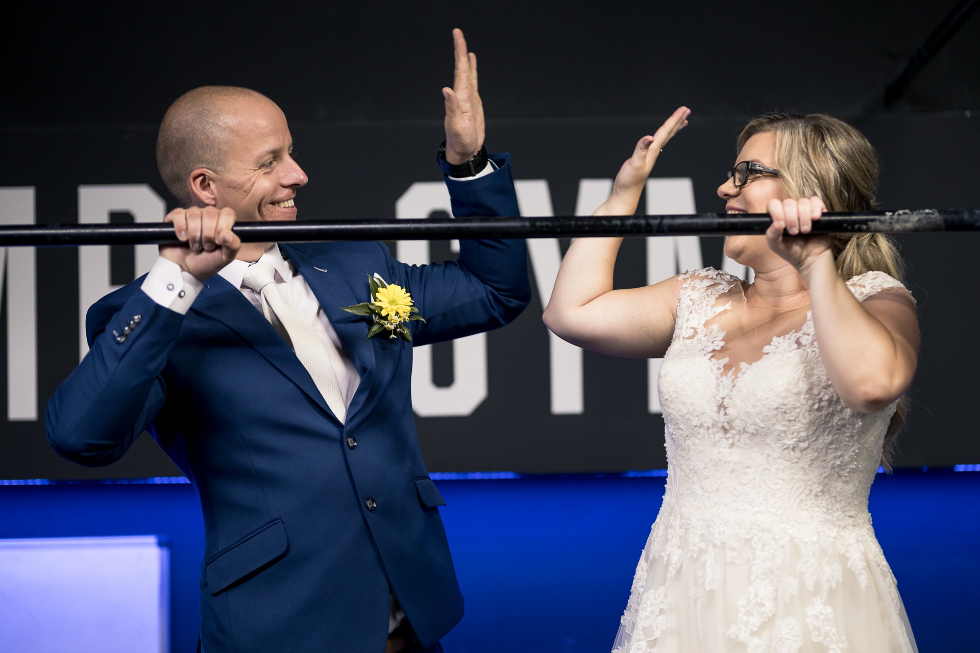 Svatební fotograf Kladno - ženich a nevěsta v posilovně na hrazdě