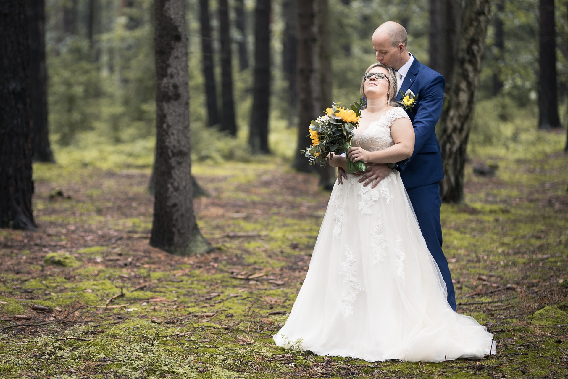 Svatební fotograf Kladno - ženich a nevěsta v lese