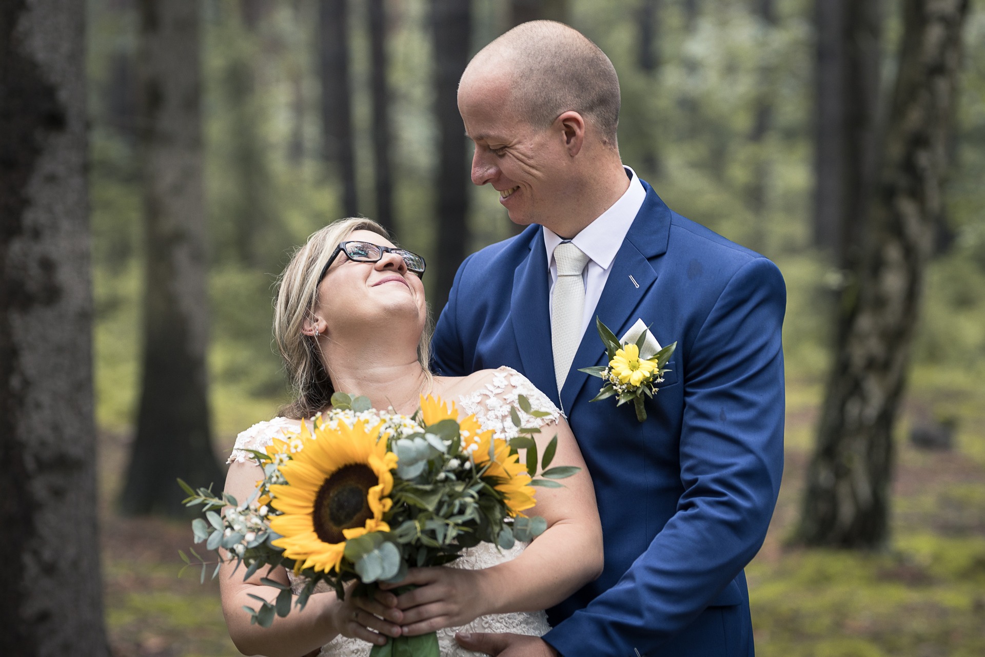 Svatební fotograf Kladno - ženich a nevěsta pohled z očí do očí v lese