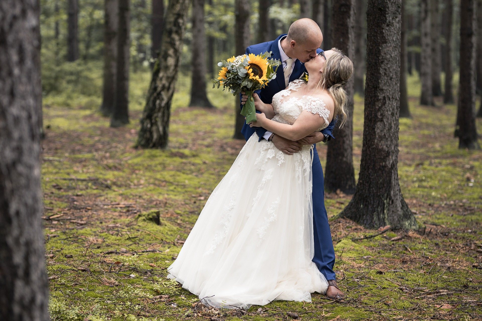 Svatební fotograf Kladno - ženich a nevěsta v lese polibek