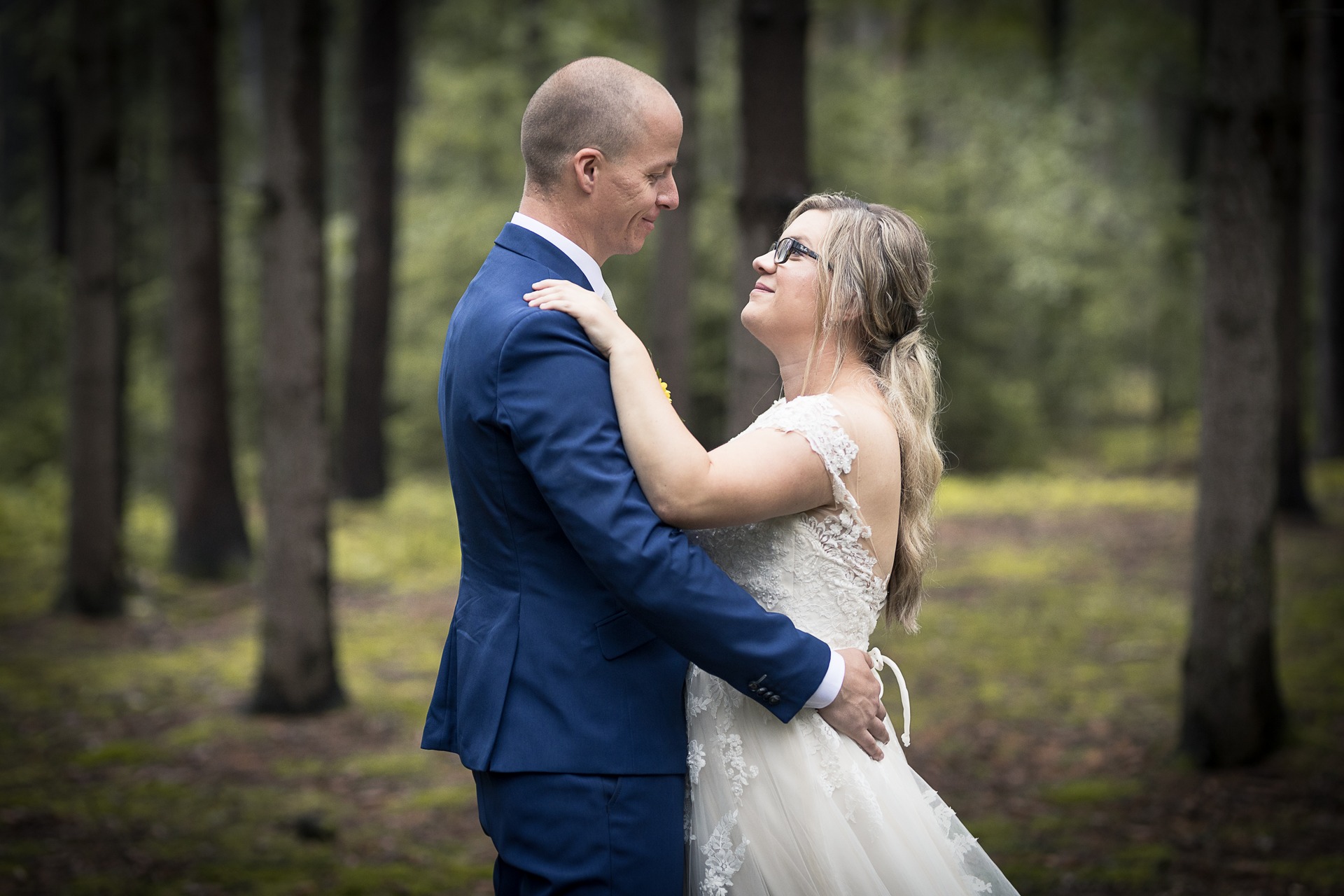Svatební fotograf Kladno - ženich a nevěsta zamilovaný pohled v lese