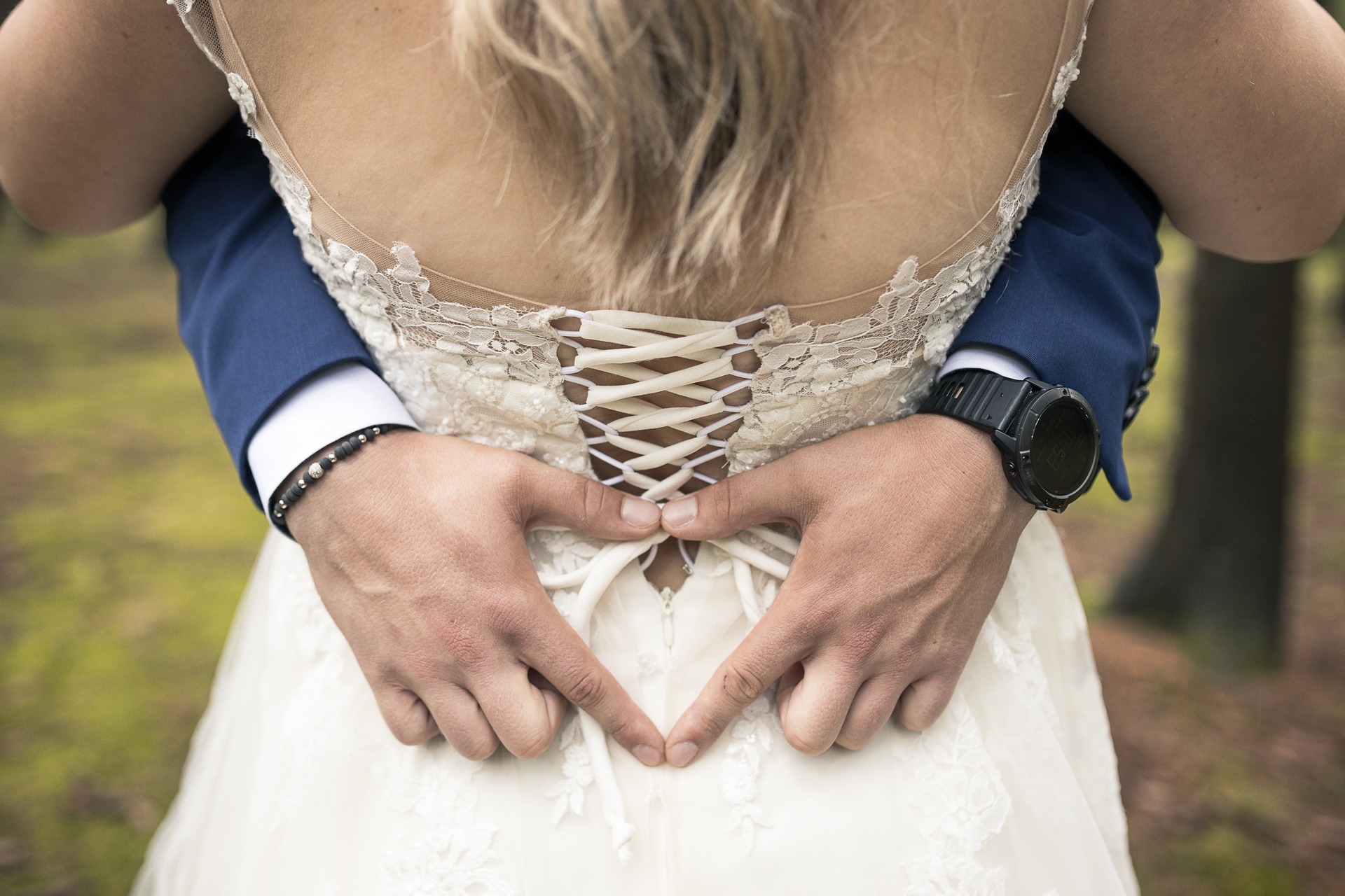 Svatební fotograf Kladno - ženich a nevěsta v lese detail