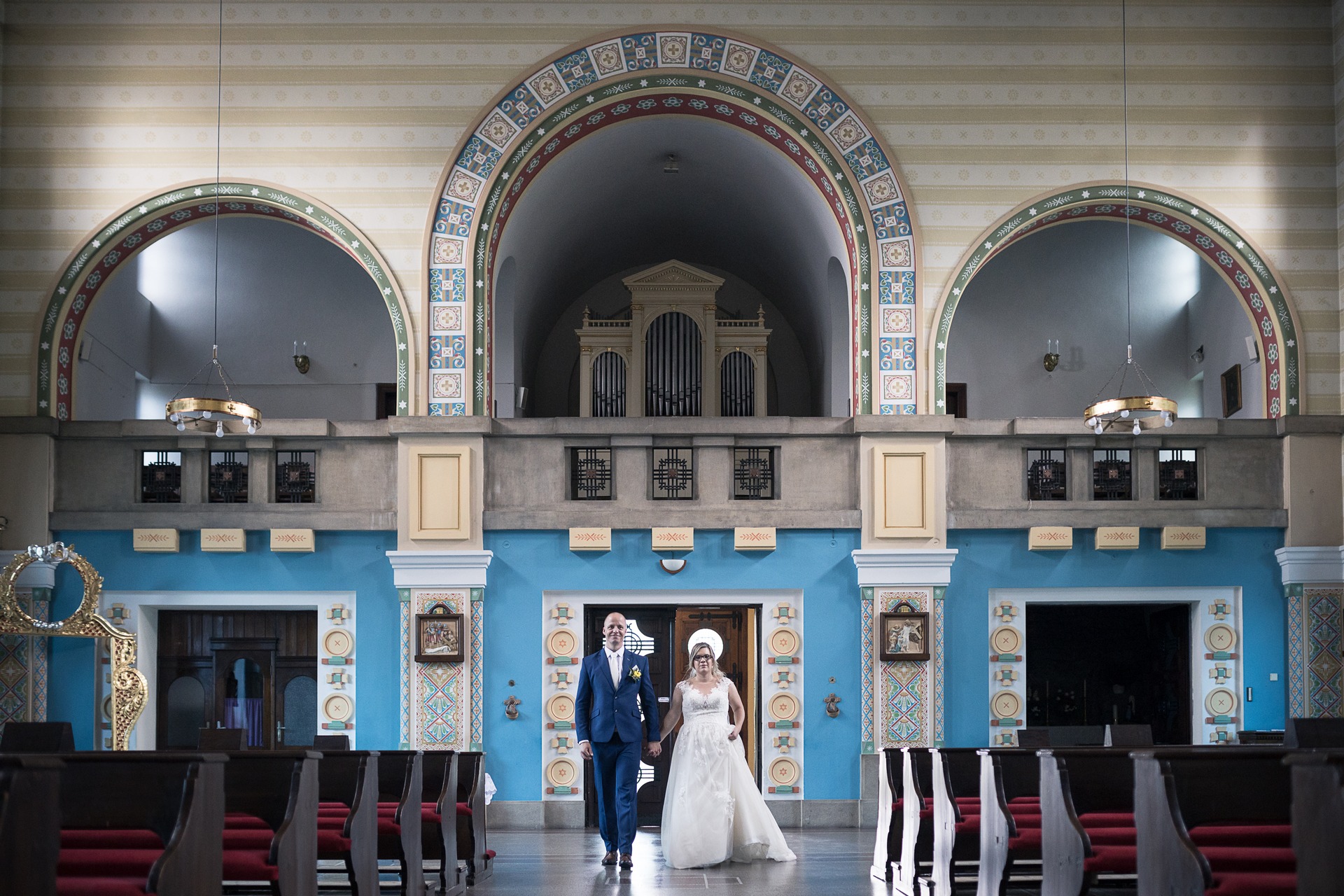 Svatební fotograf Kladno - ženich a nevěsta v kostele