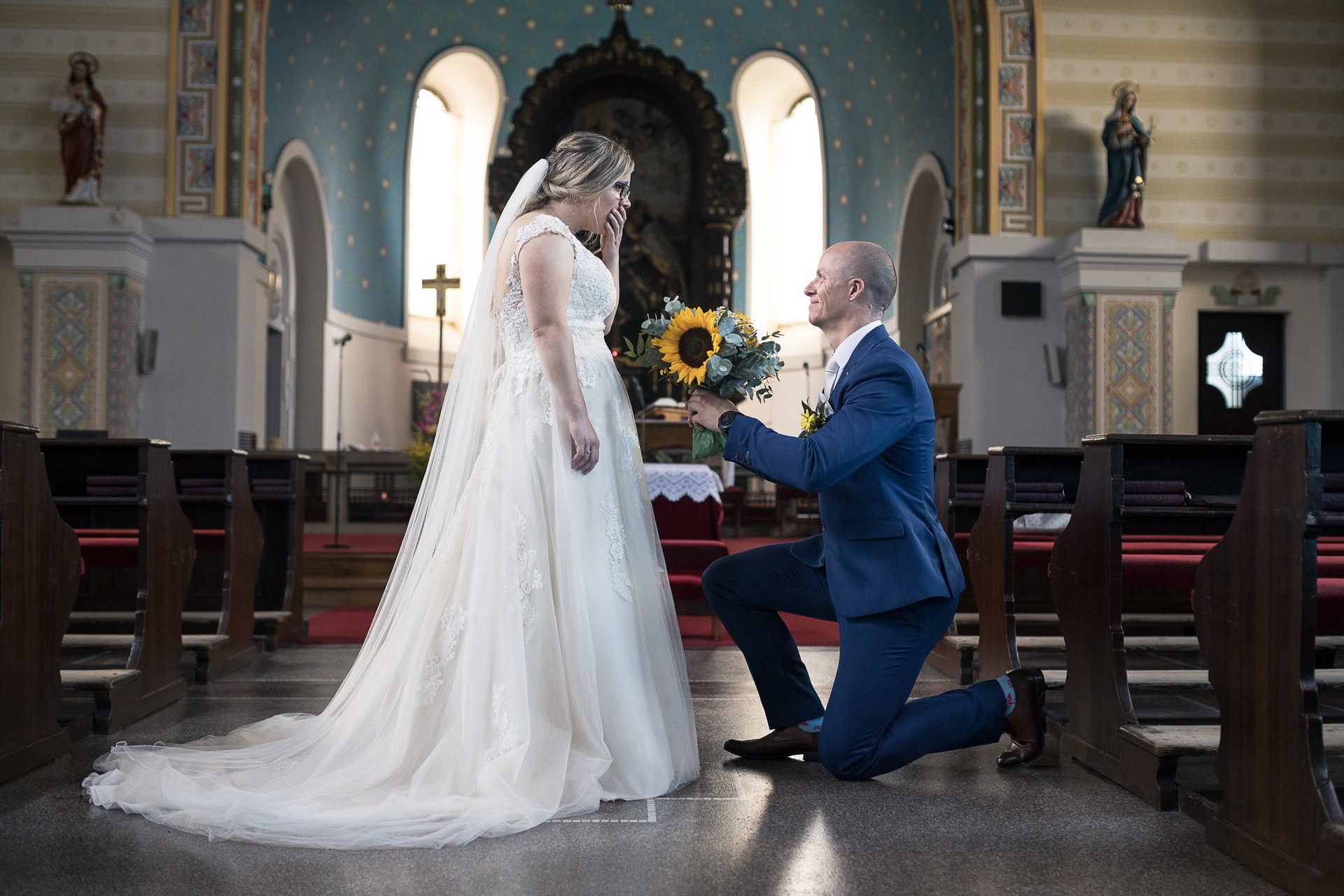 Svatební fotograf Kladno - ženich a nevěsta v kostele