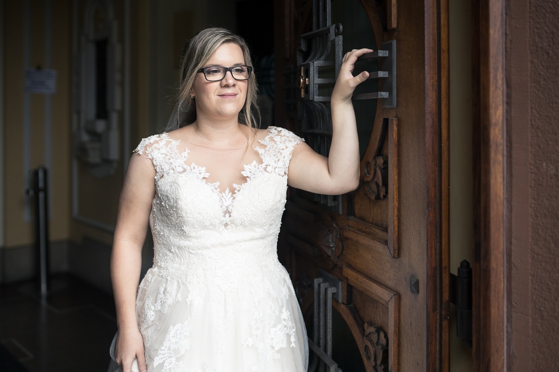 Svatební fotograf Kladno - nevěsta u dveří v kostele