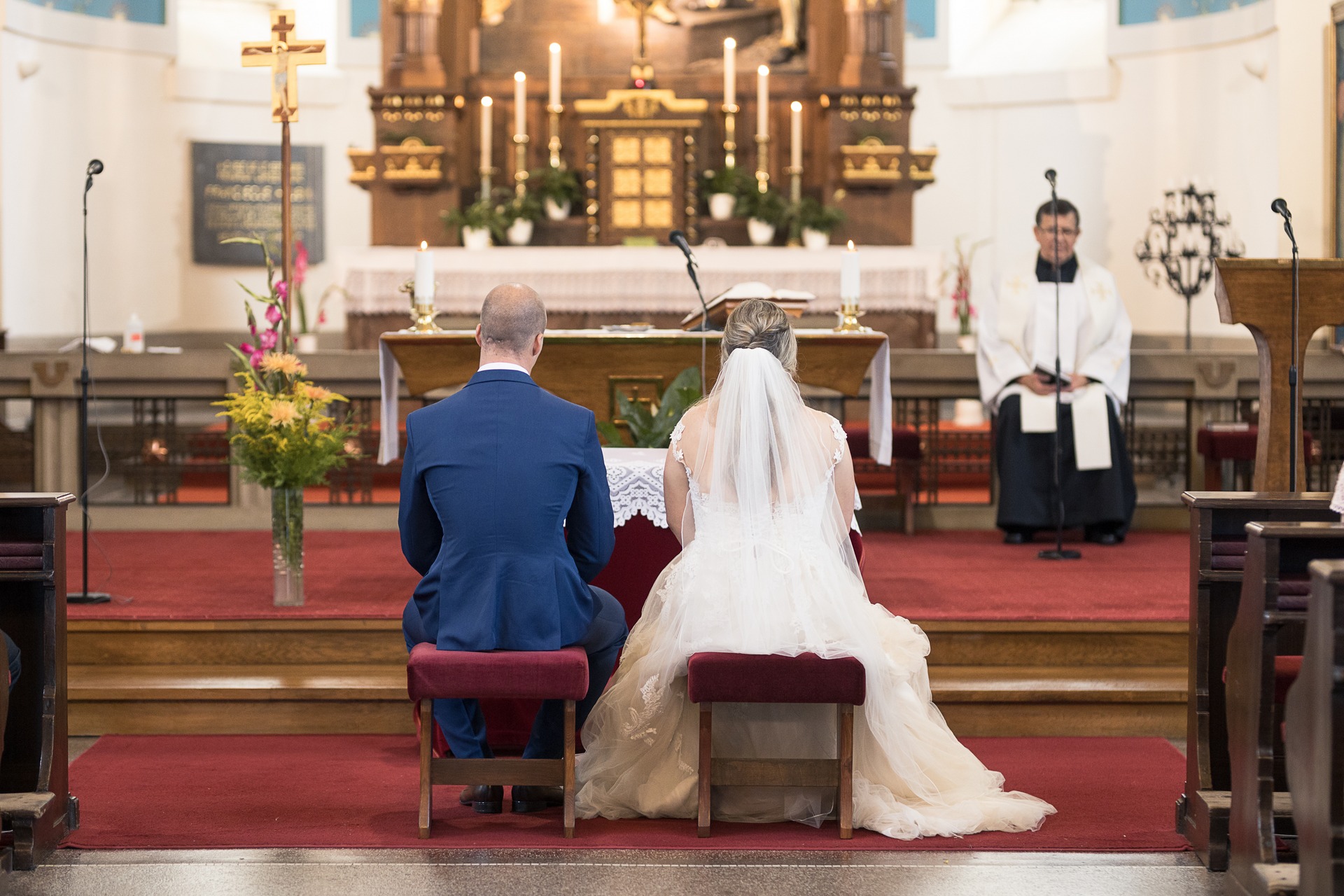 Svatební fotograf Kladno - ženich a nevěsta obřad v kostele