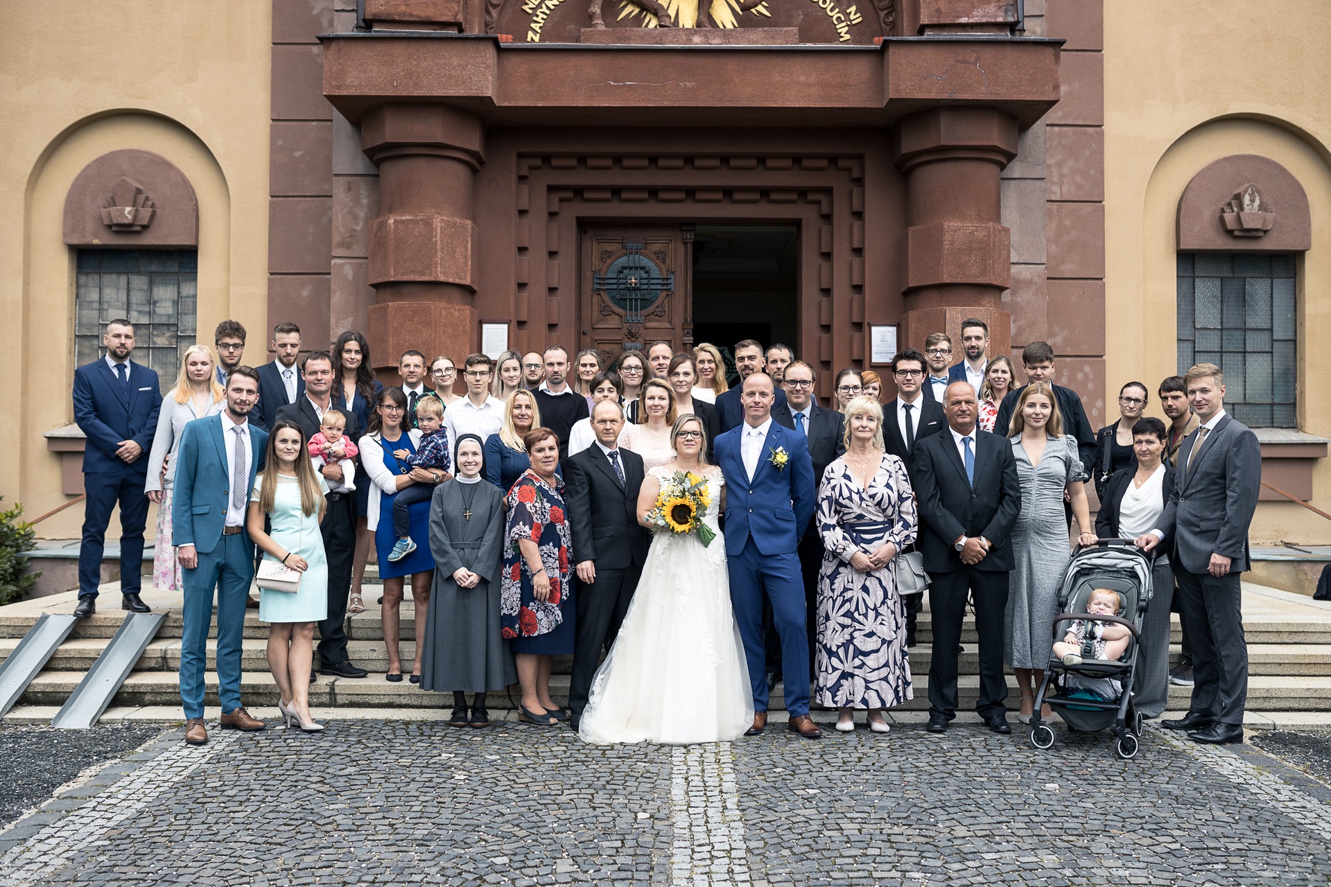 Svatební fotograf Kladno - společná fotka před kostelem