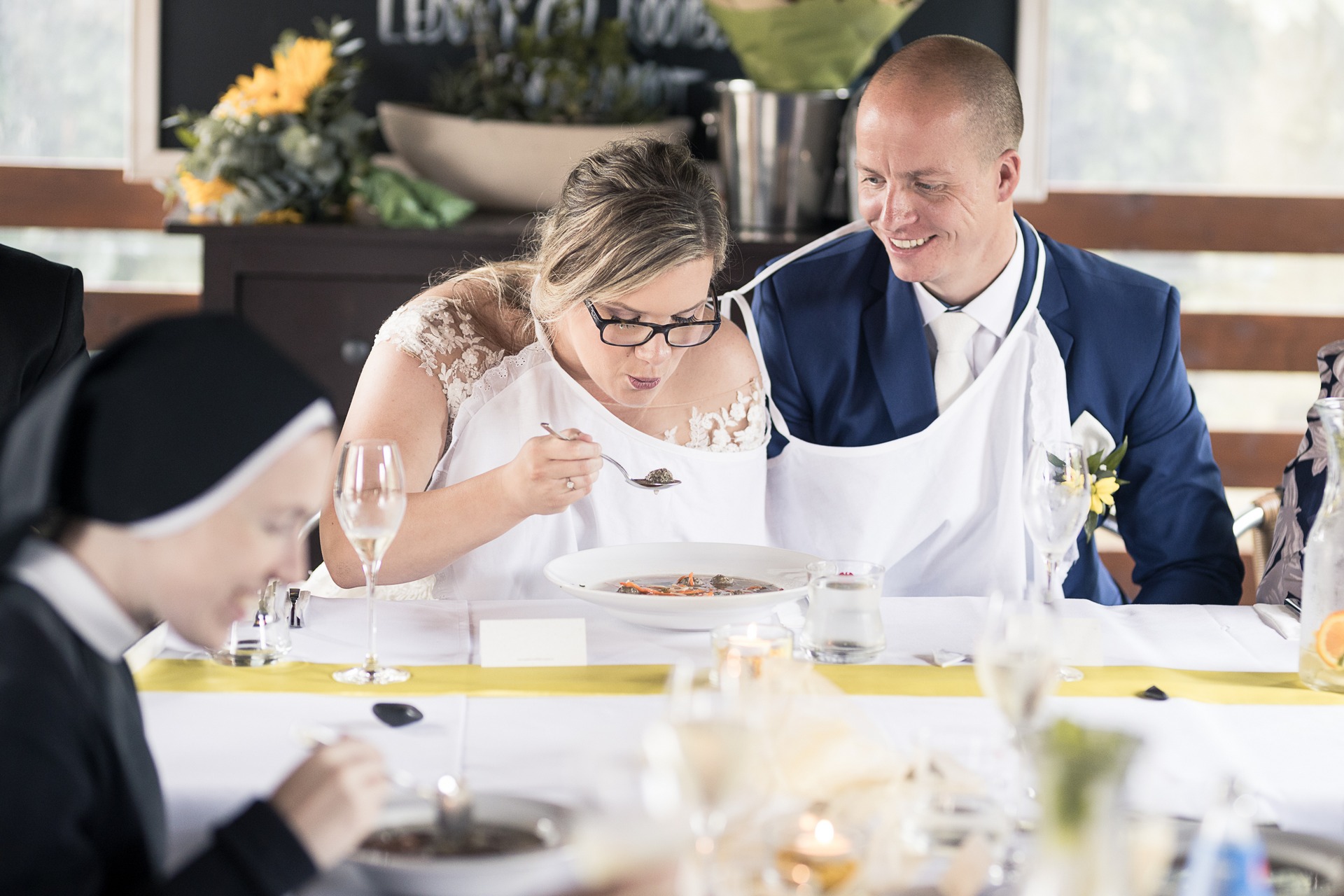 Svatební fotograf Kladno - ženich a nevěsta hostina