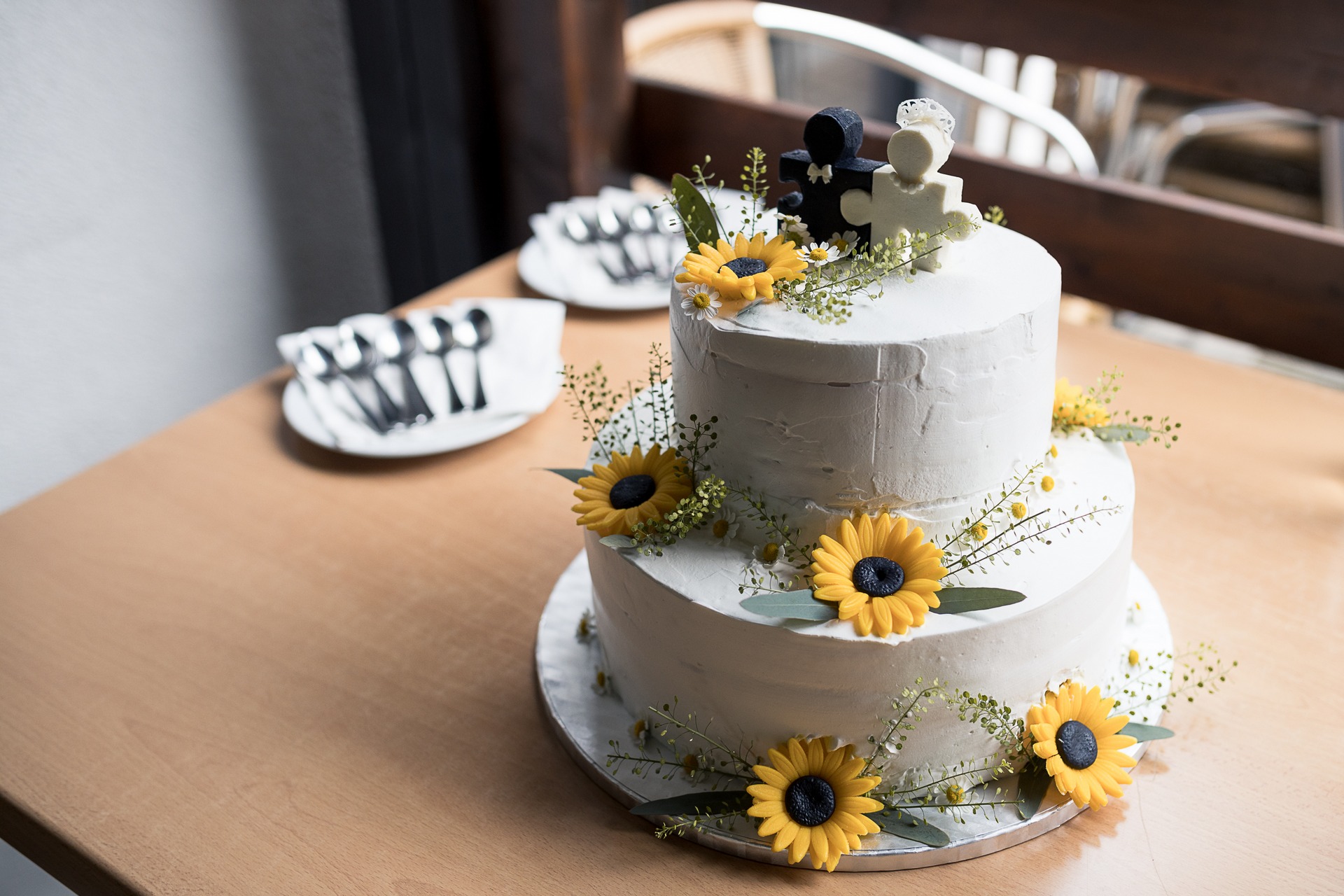 Svatební fotograf Kladno - ženich a nevěsta krájení dortu
