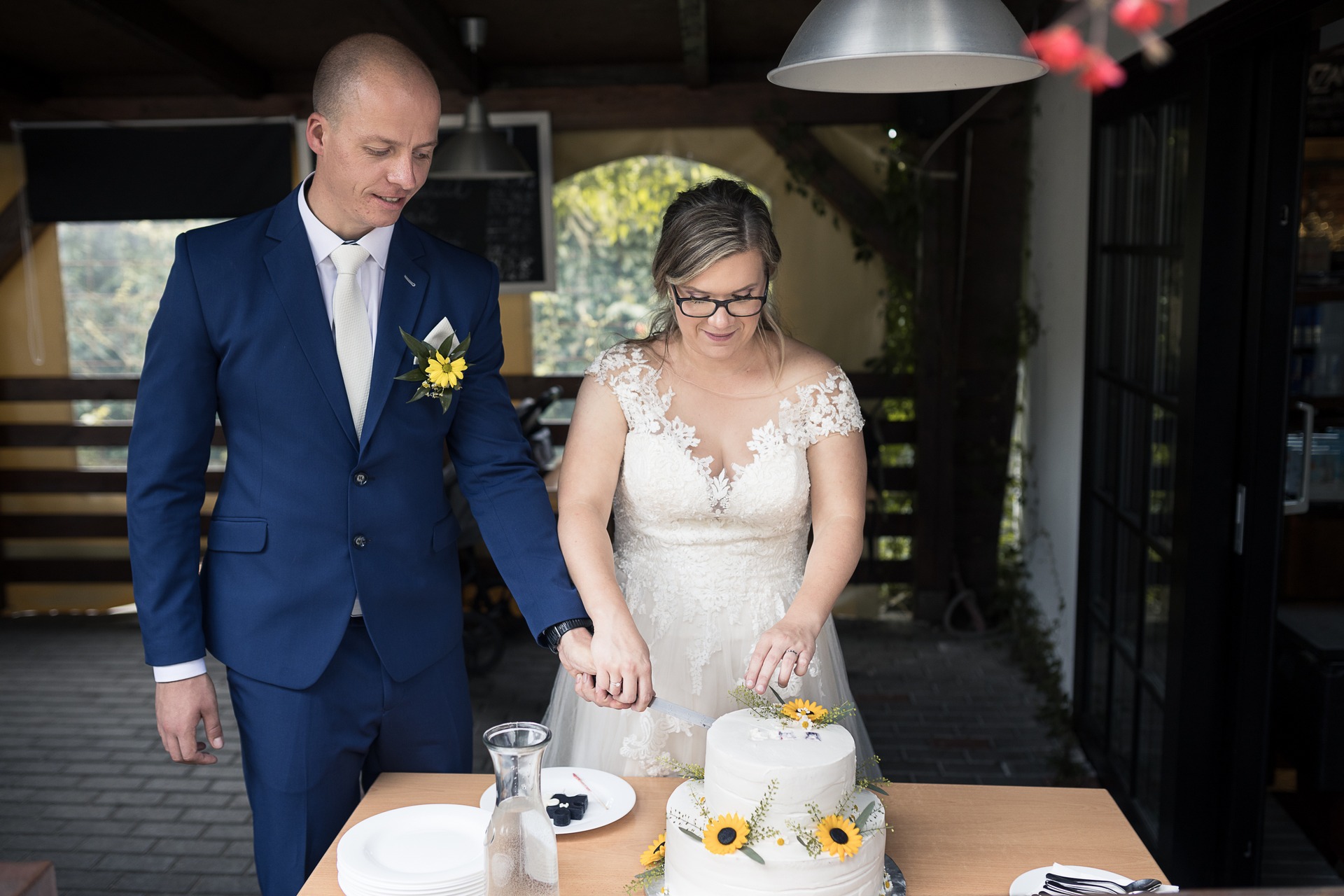 Svatební fotograf Kladno - ženich a nevěsta krájení dortu
