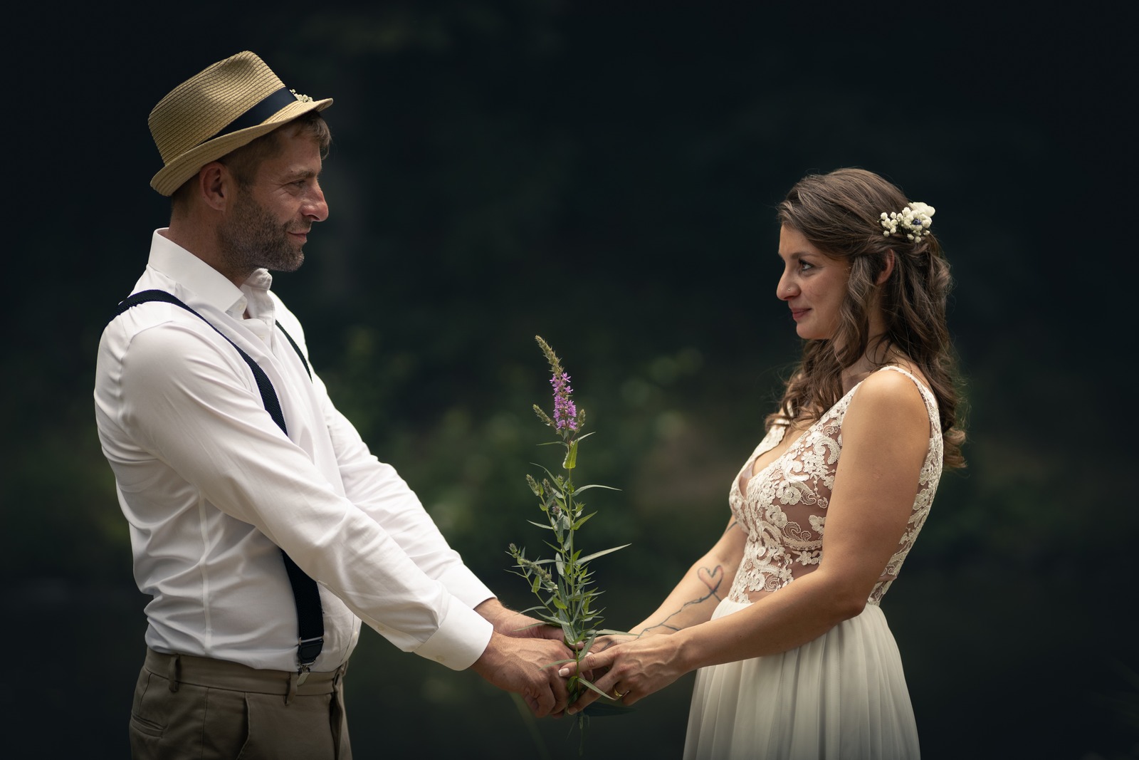 Svatba Nový Knín nedaleko Dobříše - ženich a nevěsta drží kytičku