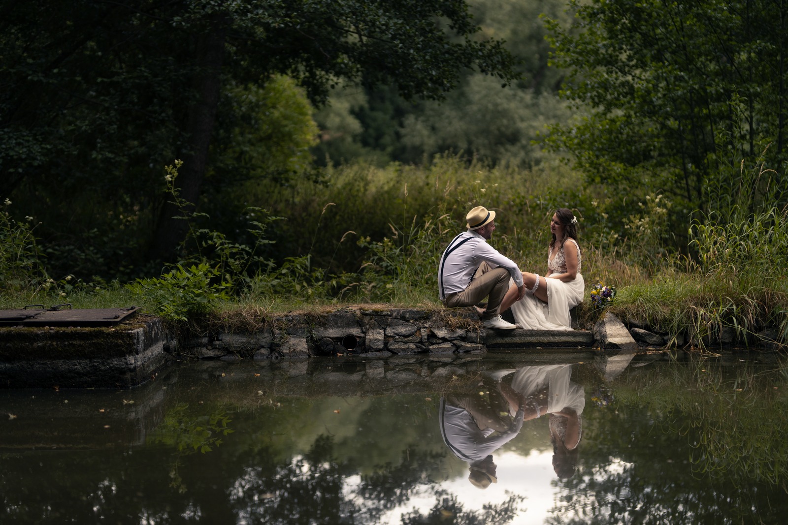 Svatba Nový Knín nedaleko Dobříše - spolu na břehu rybníčka