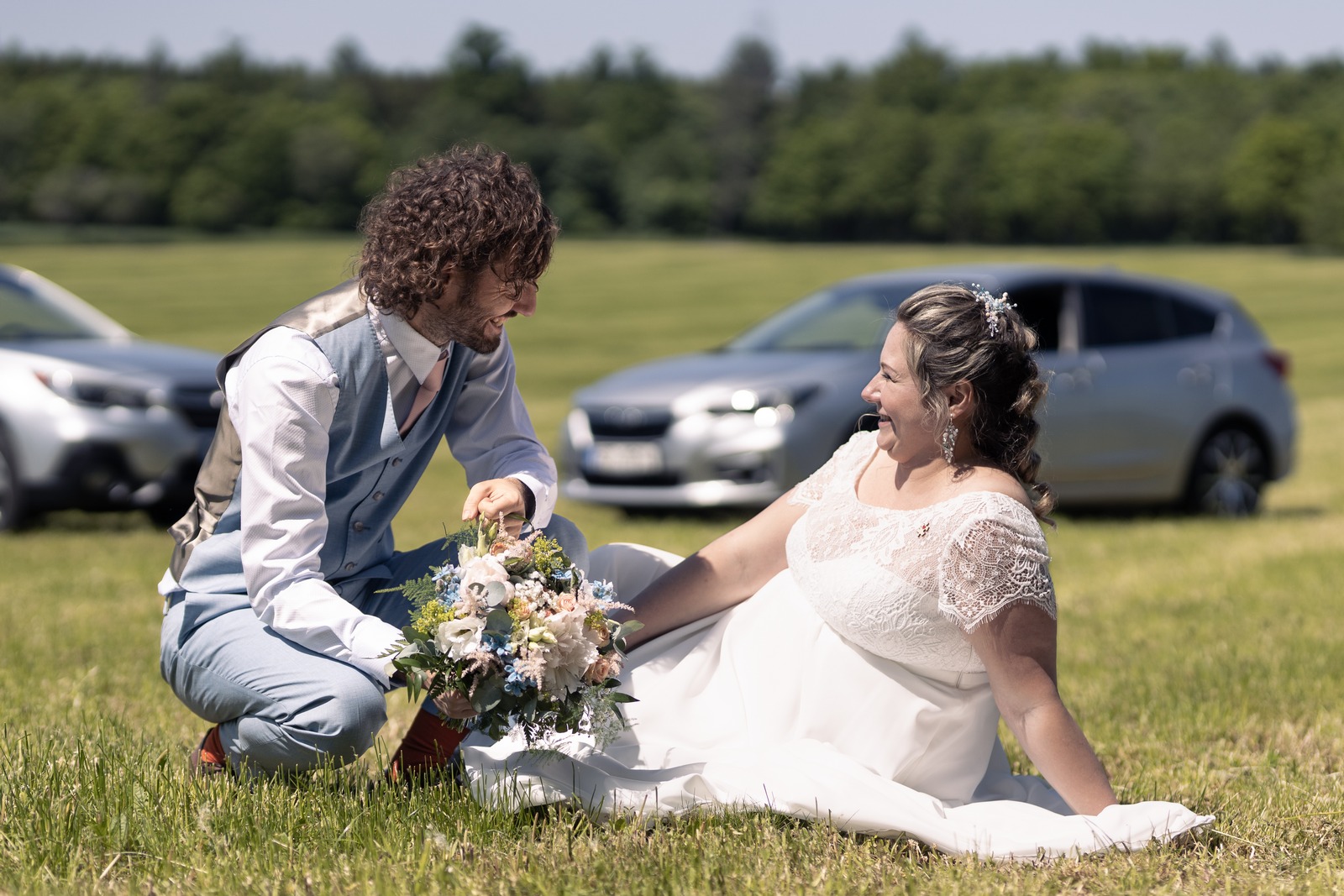 Portrét nevěsty a ženicha s auty v Horním Bezděkově
