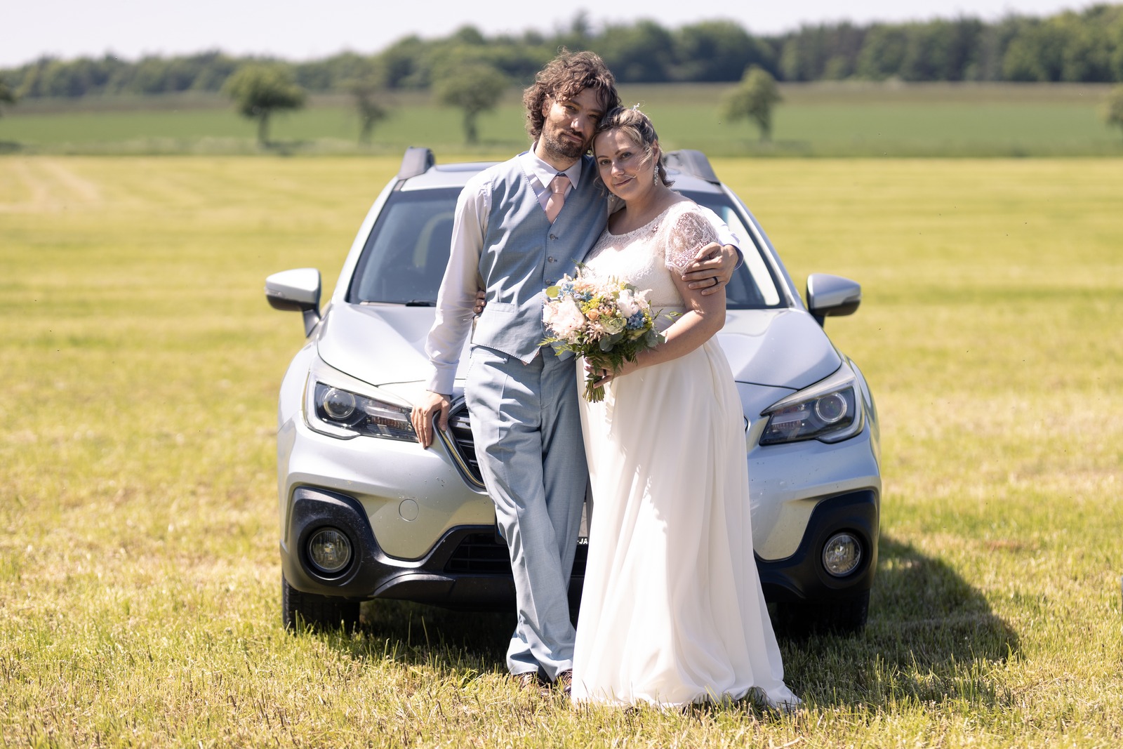 Portrét nevěsty a ženicha s autem v Horním Bezděkově