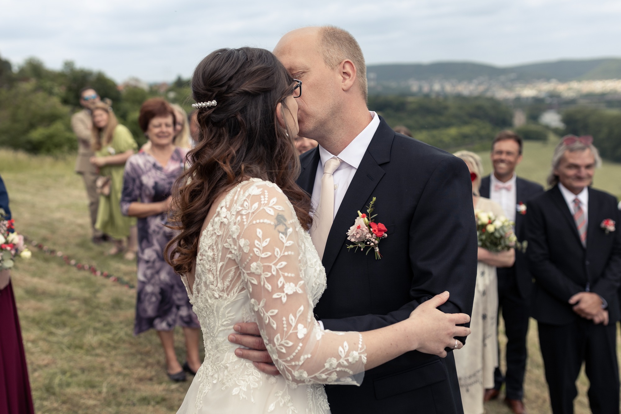 Svatba v Tetíně u Berouna - první novomanželský polibek