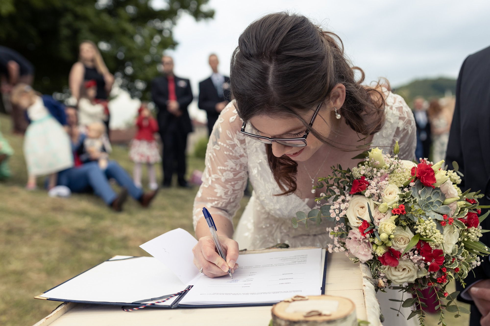 Svatba v Tetíně u Berouna - podepisující se nevěsta