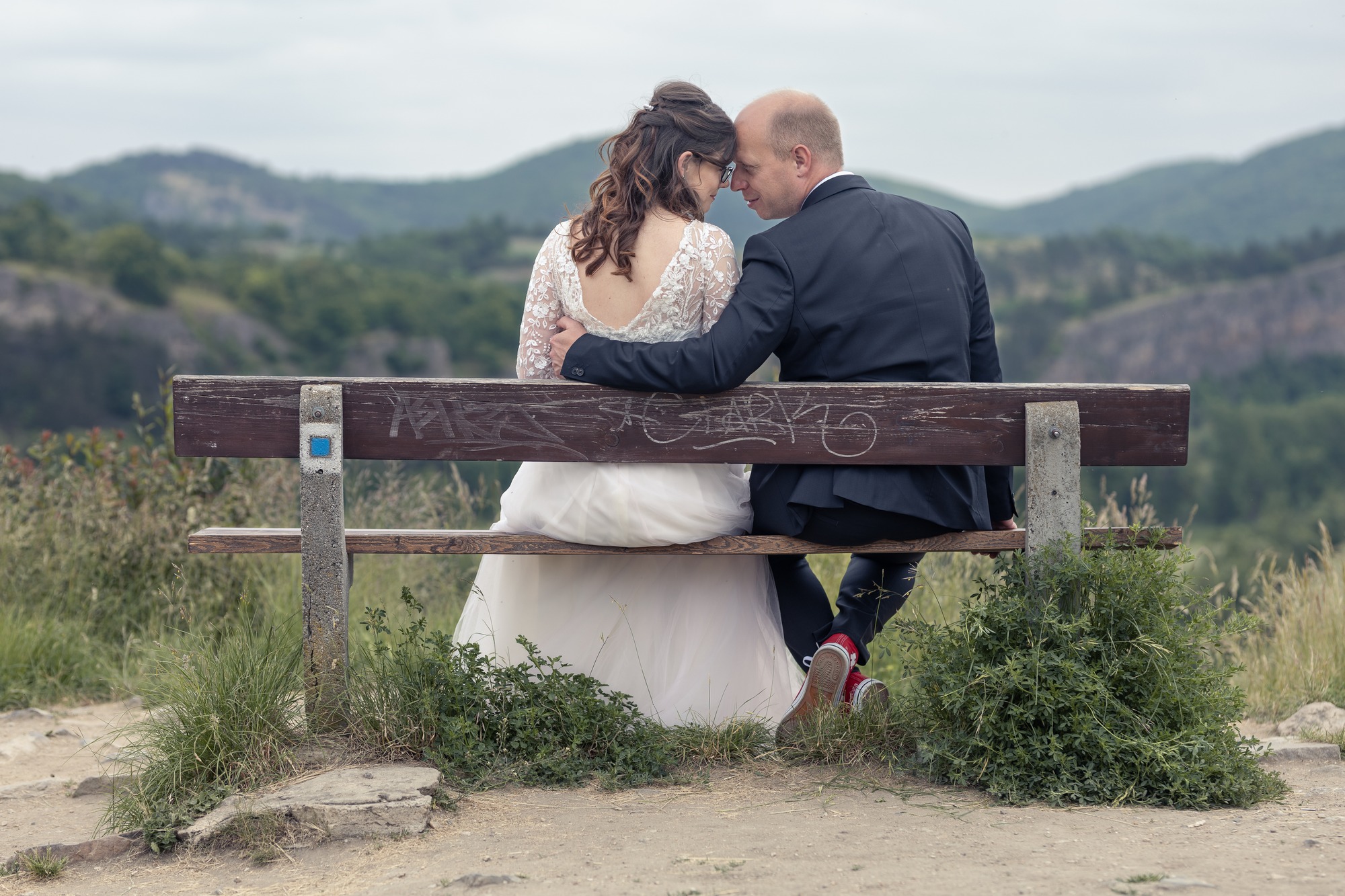Svatba v Tetíně u Berouna - spolu na lavičce