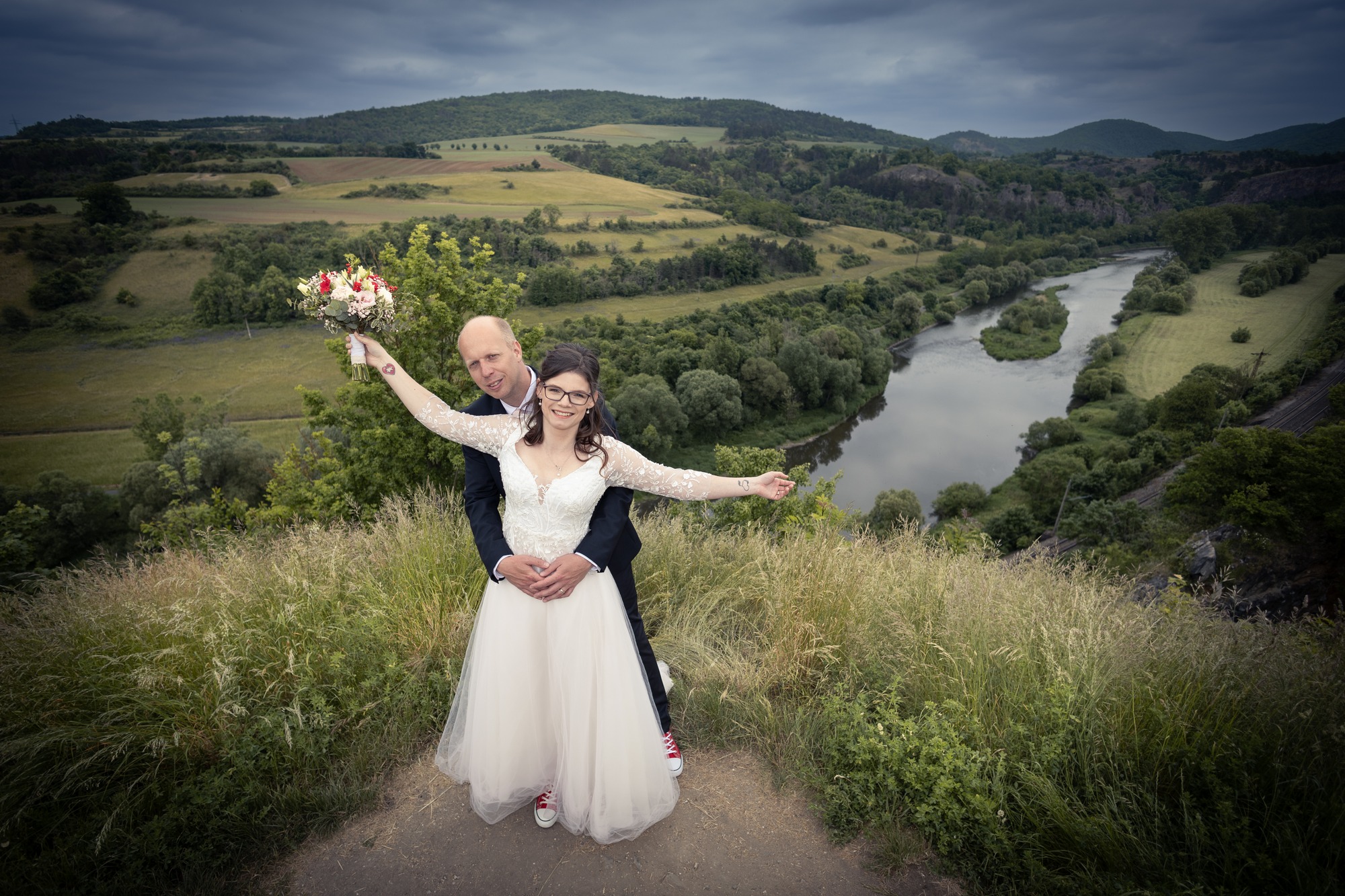 Svatba v Tetíně u Berouna - nevěsta s ženichem na Tetínských skalách na řekou Berounkou
