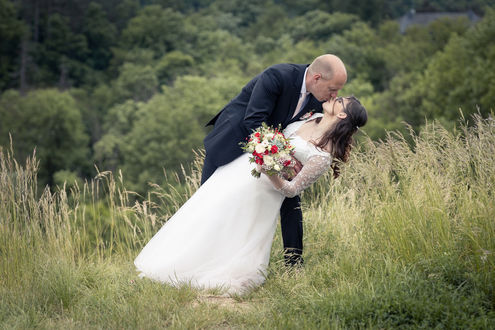 Svatba v Tetíně u Berouna - nevěsta a ženich s romantickým polibkem